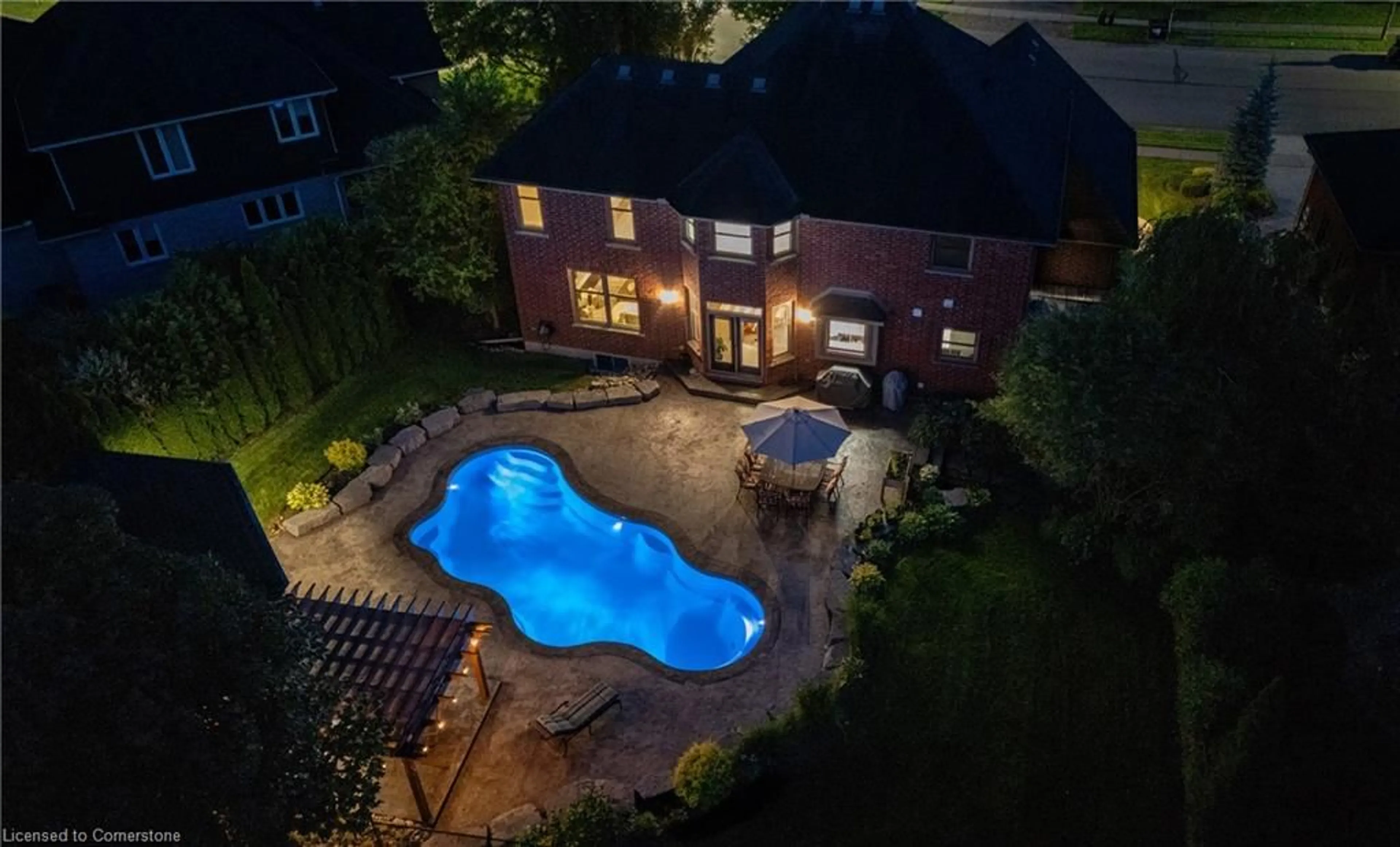 A pic from outside/outdoor area/front of a property/back of a property/a pic from drone, unknown for 997 Ridgewood Dr, Woodstock Ontario N4T 0A6