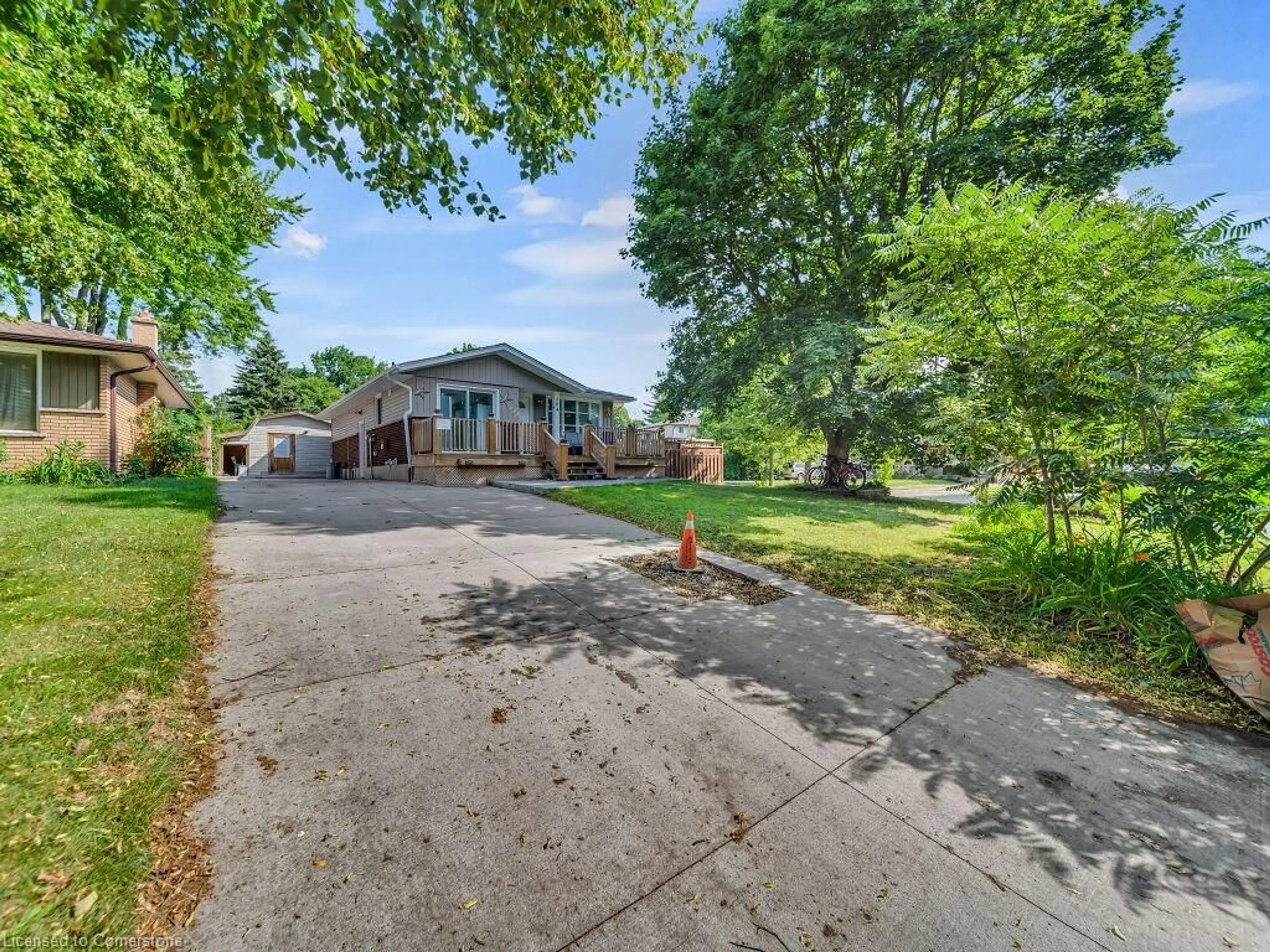 A pic from outside/outdoor area/front of a property/back of a property/a pic from drone, street for 184 Cedarvale Cres, Waterloo Ontario N2L 4T2