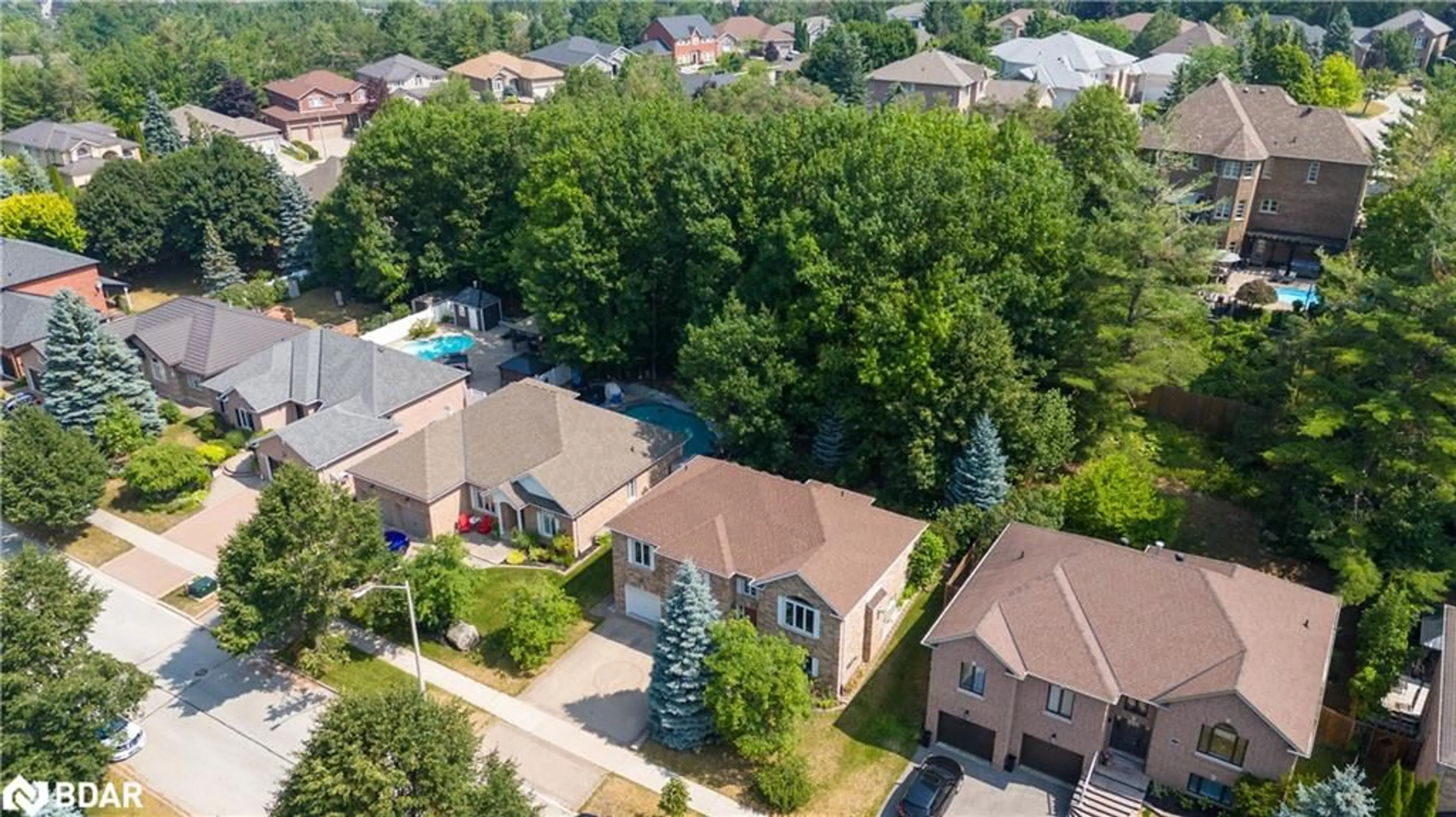 A pic from outside/outdoor area/front of a property/back of a property/a pic from drone, street for 23 Grouse Glen&, Barrie Ontario L4N 7Z5