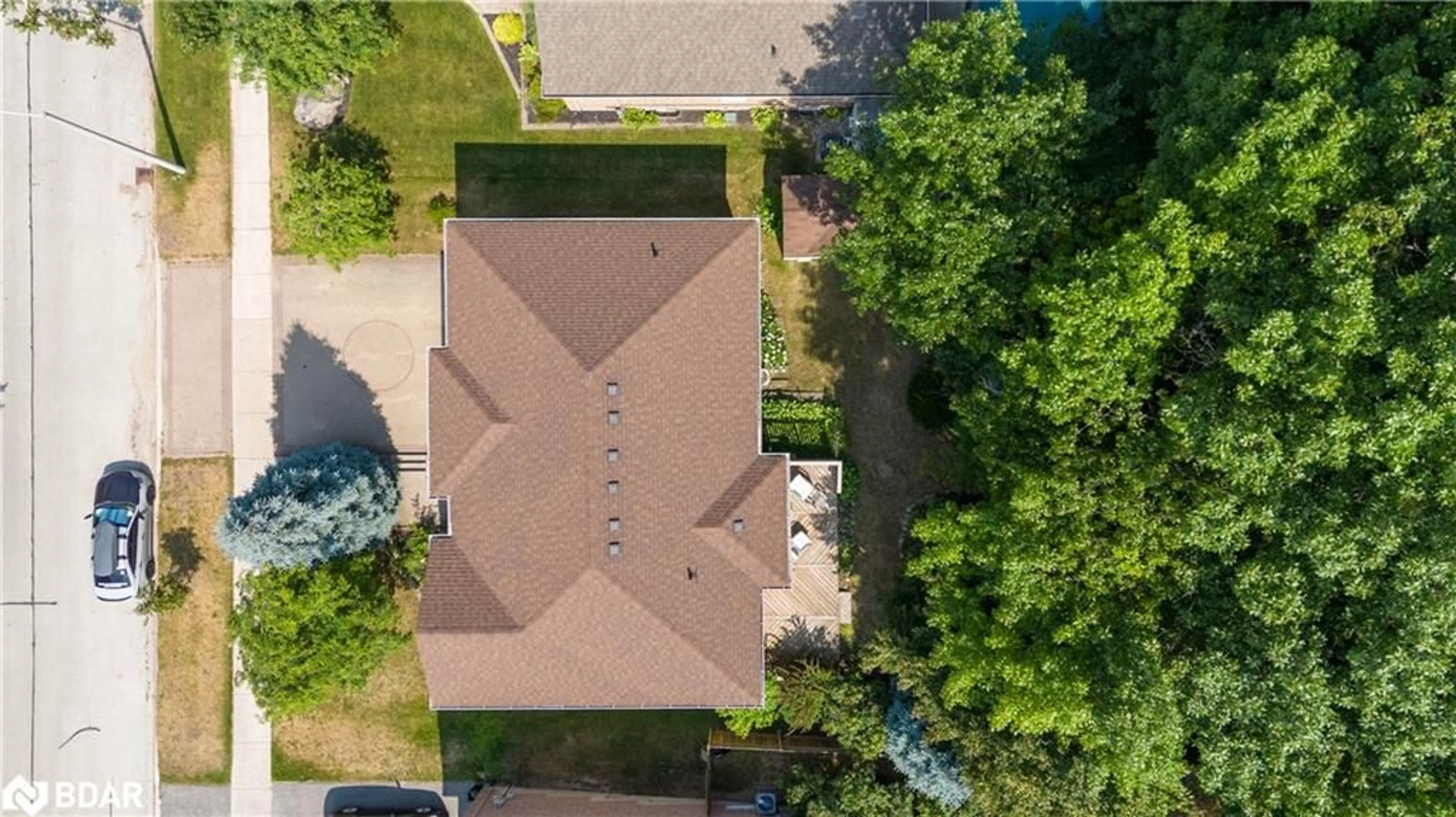 A pic from outside/outdoor area/front of a property/back of a property/a pic from drone, street for 23 Grouse Glen&, Barrie Ontario L4N 7Z5