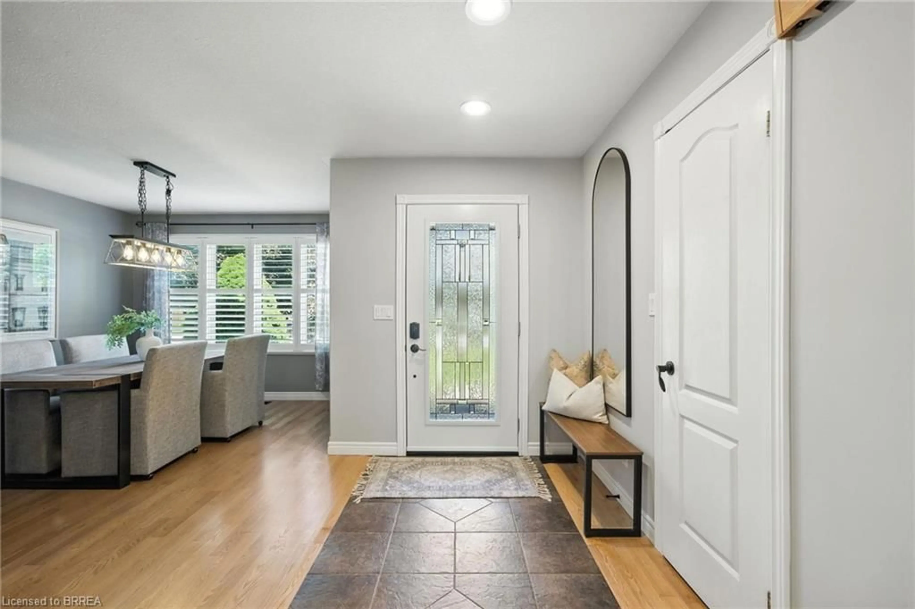 Indoor entryway for 28 Macpherson Dr, Paris Ontario N3L 4C6