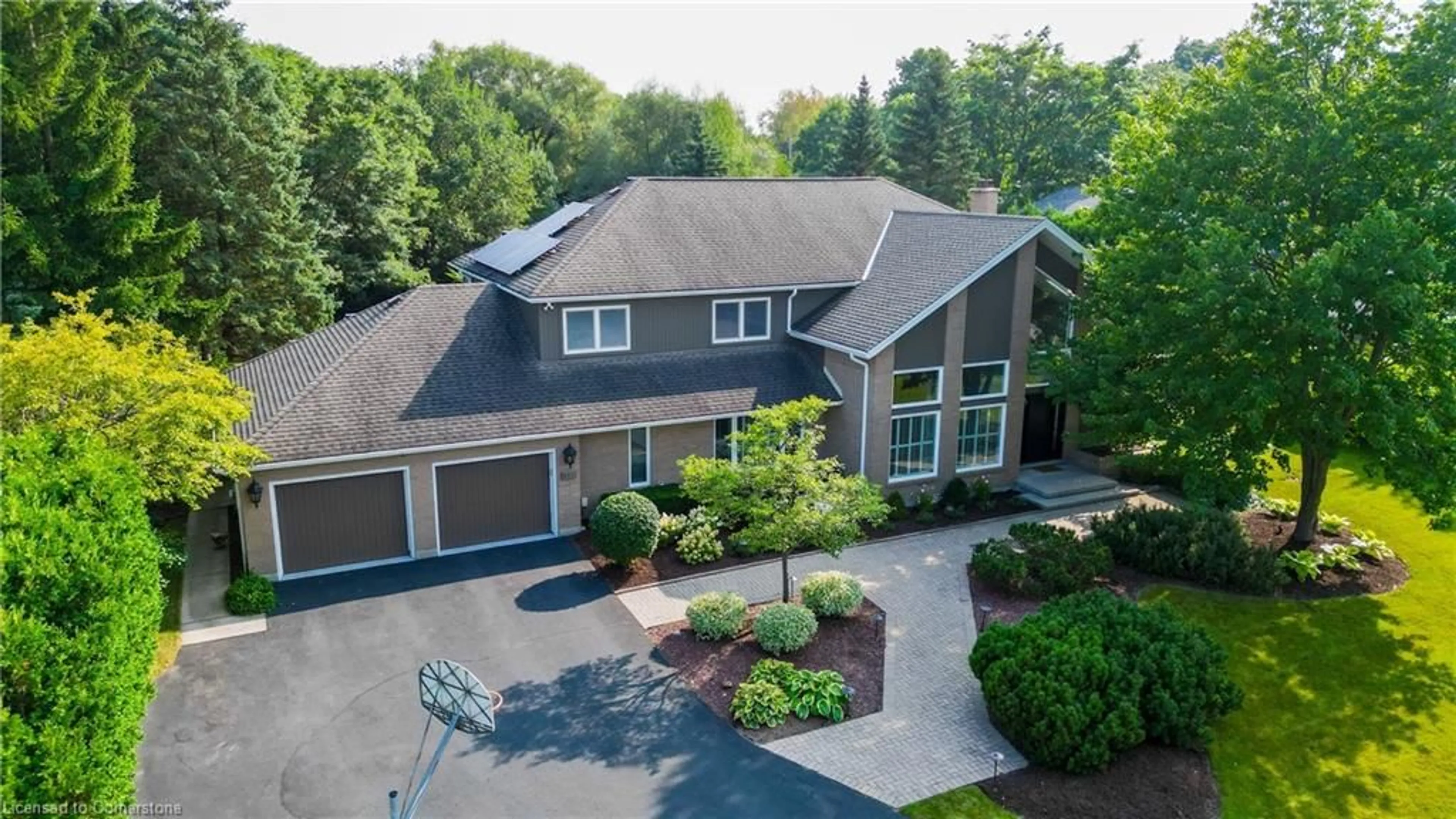 A pic from outside/outdoor area/front of a property/back of a property/a pic from drone, unknown for 587 Manorwood Crt, Waterloo Ontario N2K 3L7
