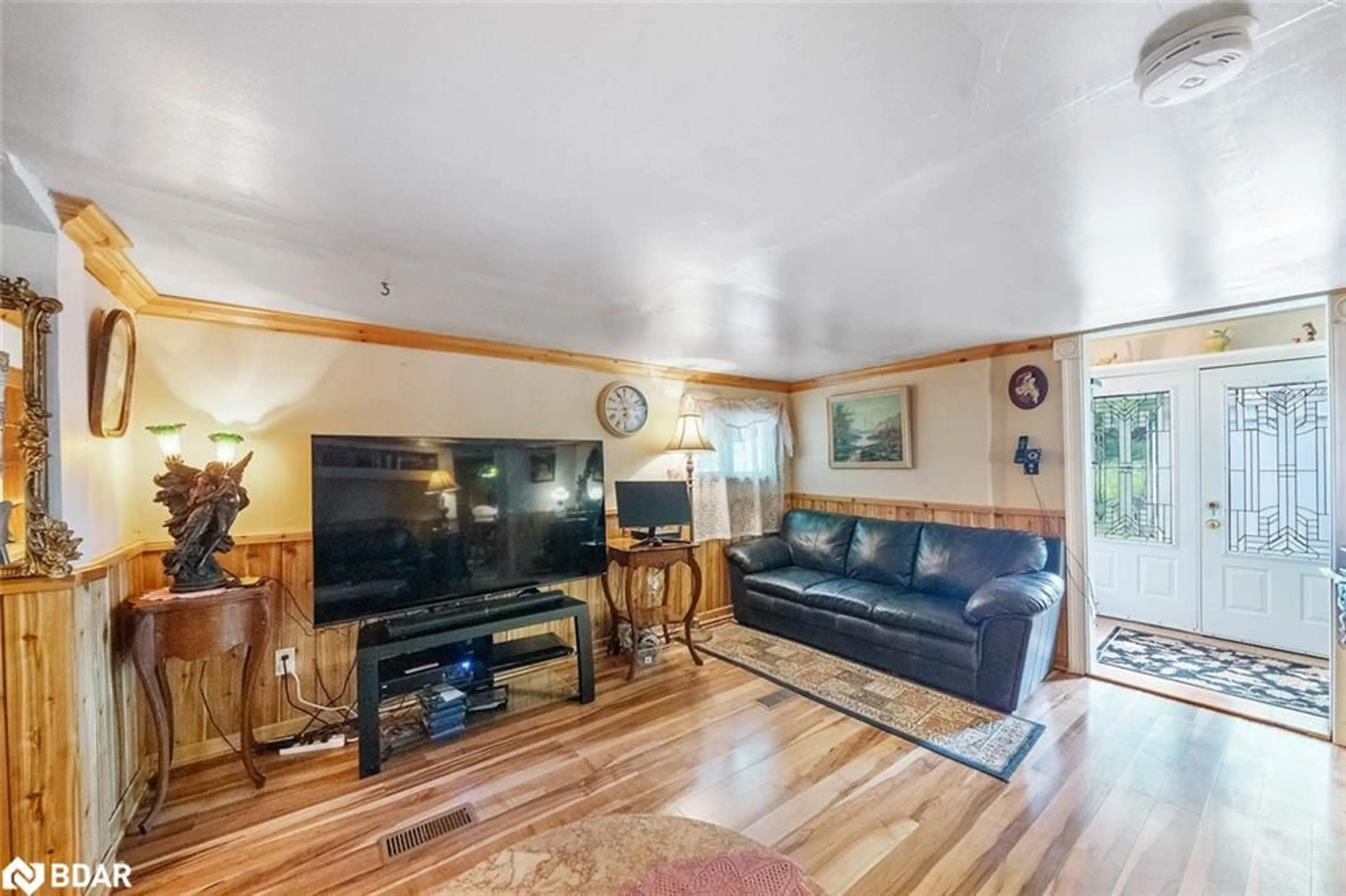 Living room with furniture, wood/laminate floor for 1291 Muskoka Rd 118 W, Bracebridge Ontario P1L 1W8