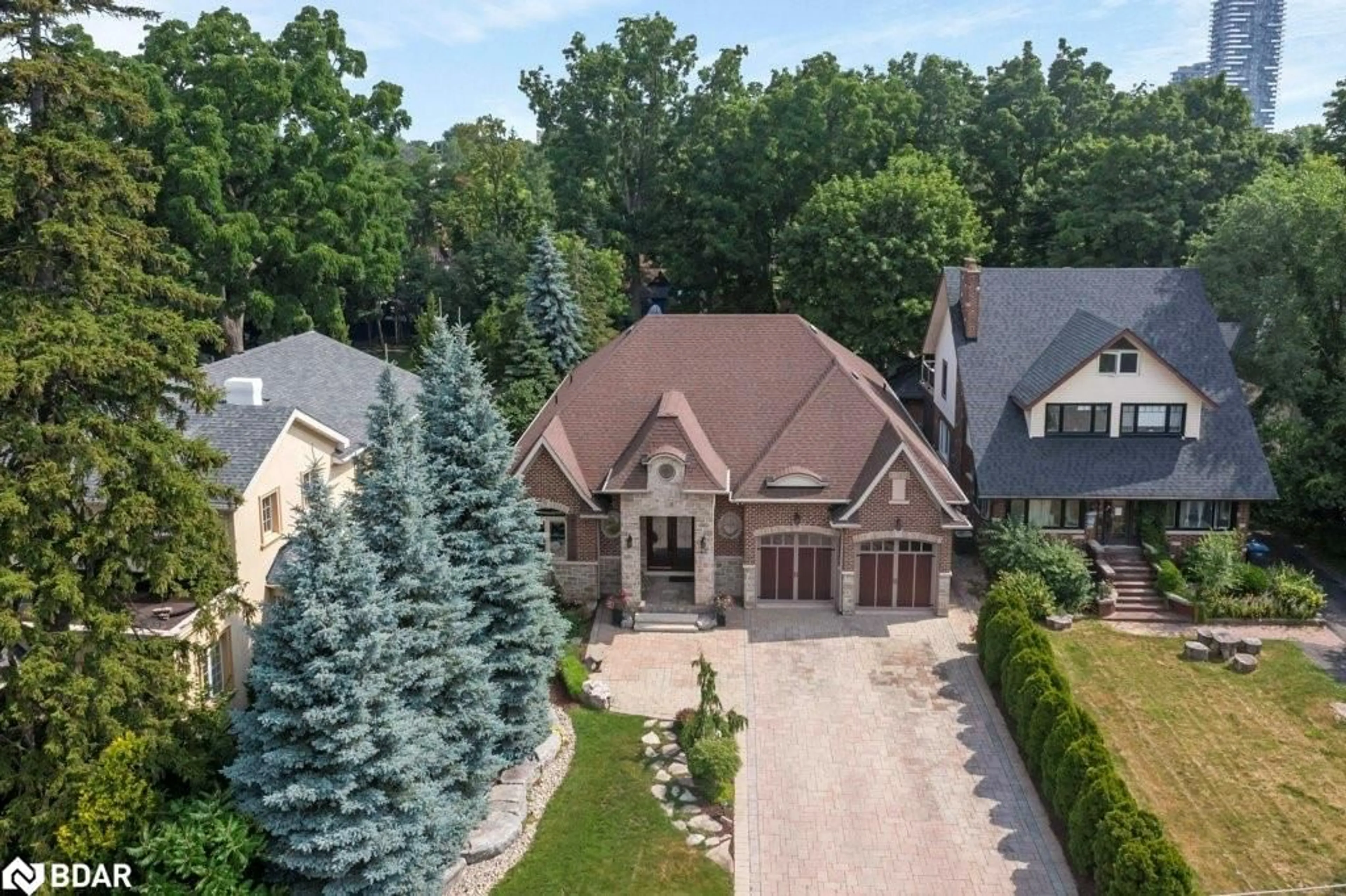 A pic from outside/outdoor area/front of a property/back of a property/a pic from drone, street for 46 Scott St, Brampton Ontario L6S 1S2