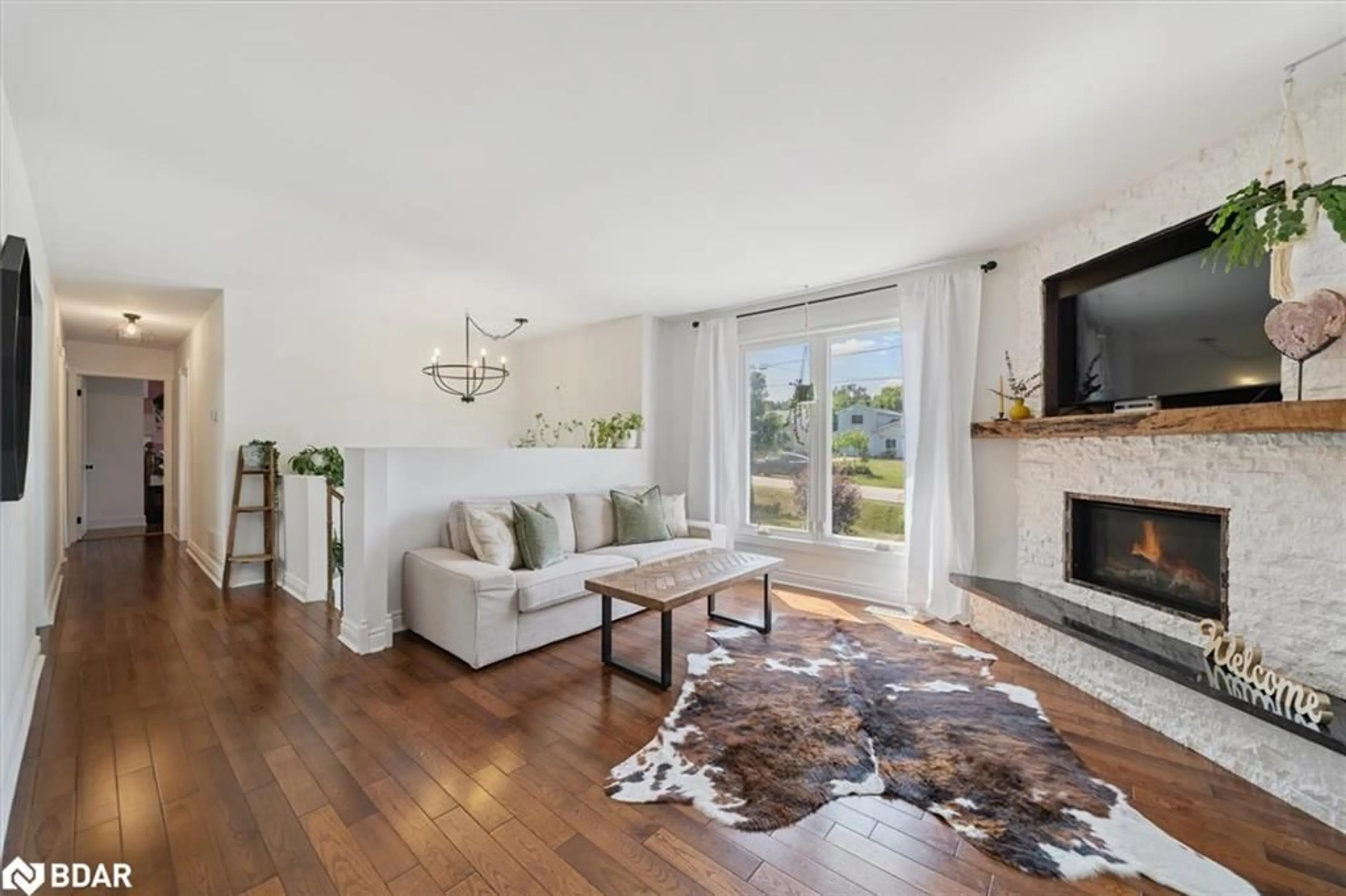 Living room with furniture, unknown for 304 Annshiela Dr, Keswick Ontario L4P 3A5