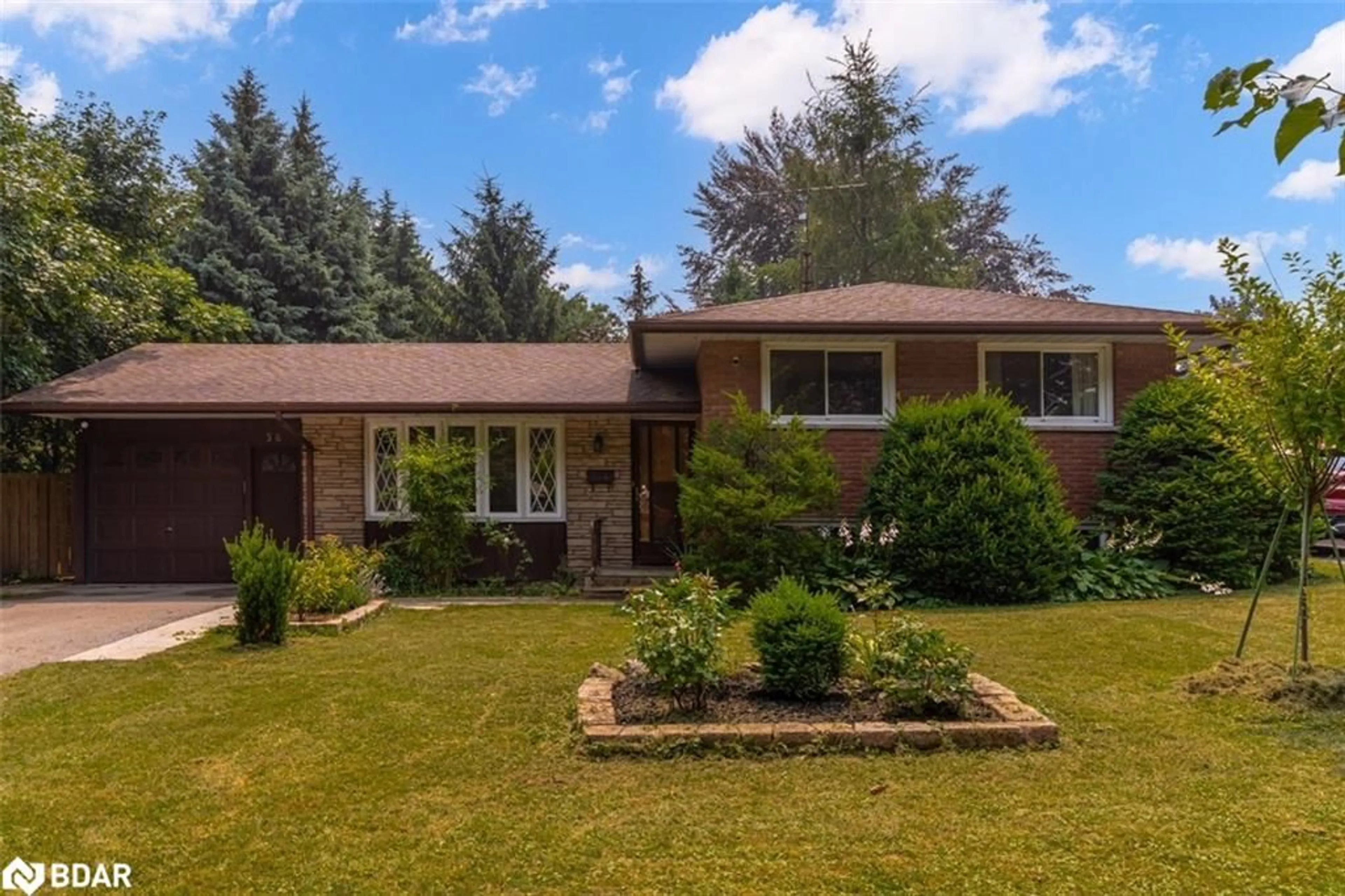 A pic from outside/outdoor area/front of a property/back of a property/a pic from drone, street for 36 Trelawne Dr, St. Catharines Ontario L2M 2G8