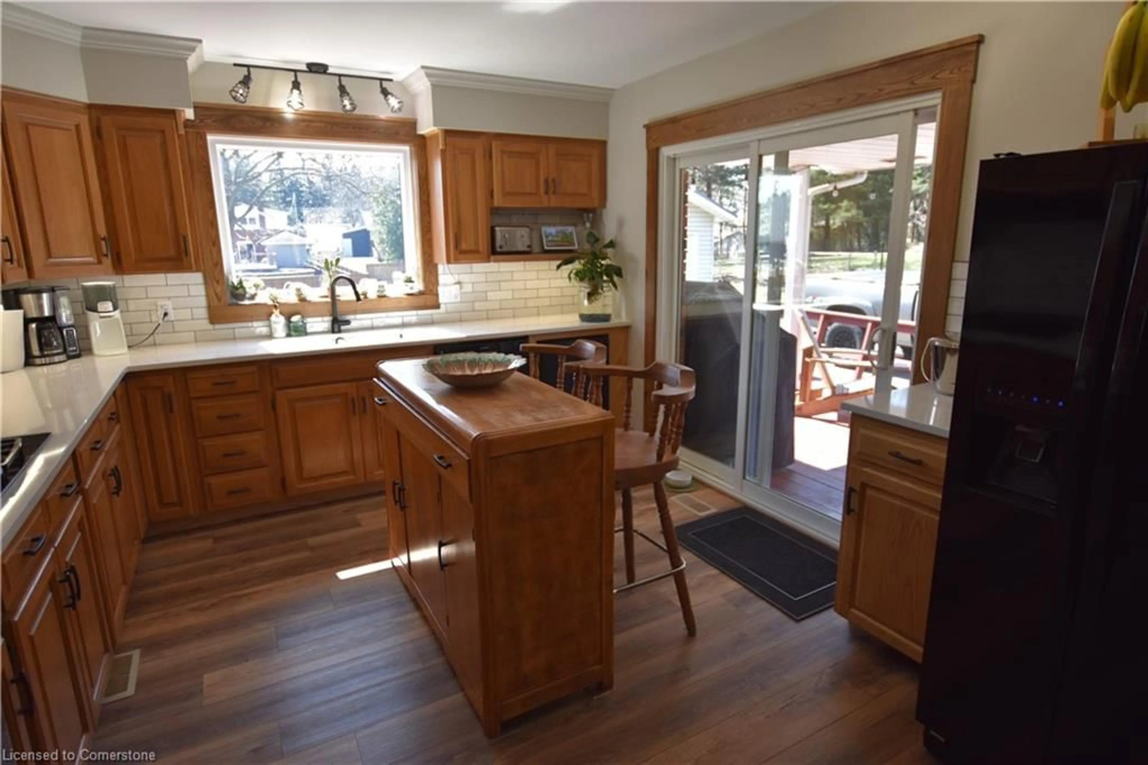 Open concept kitchen, wood/laminate floor for 22 Charlton Cres, Simcoe Ontario N3Y 1A7