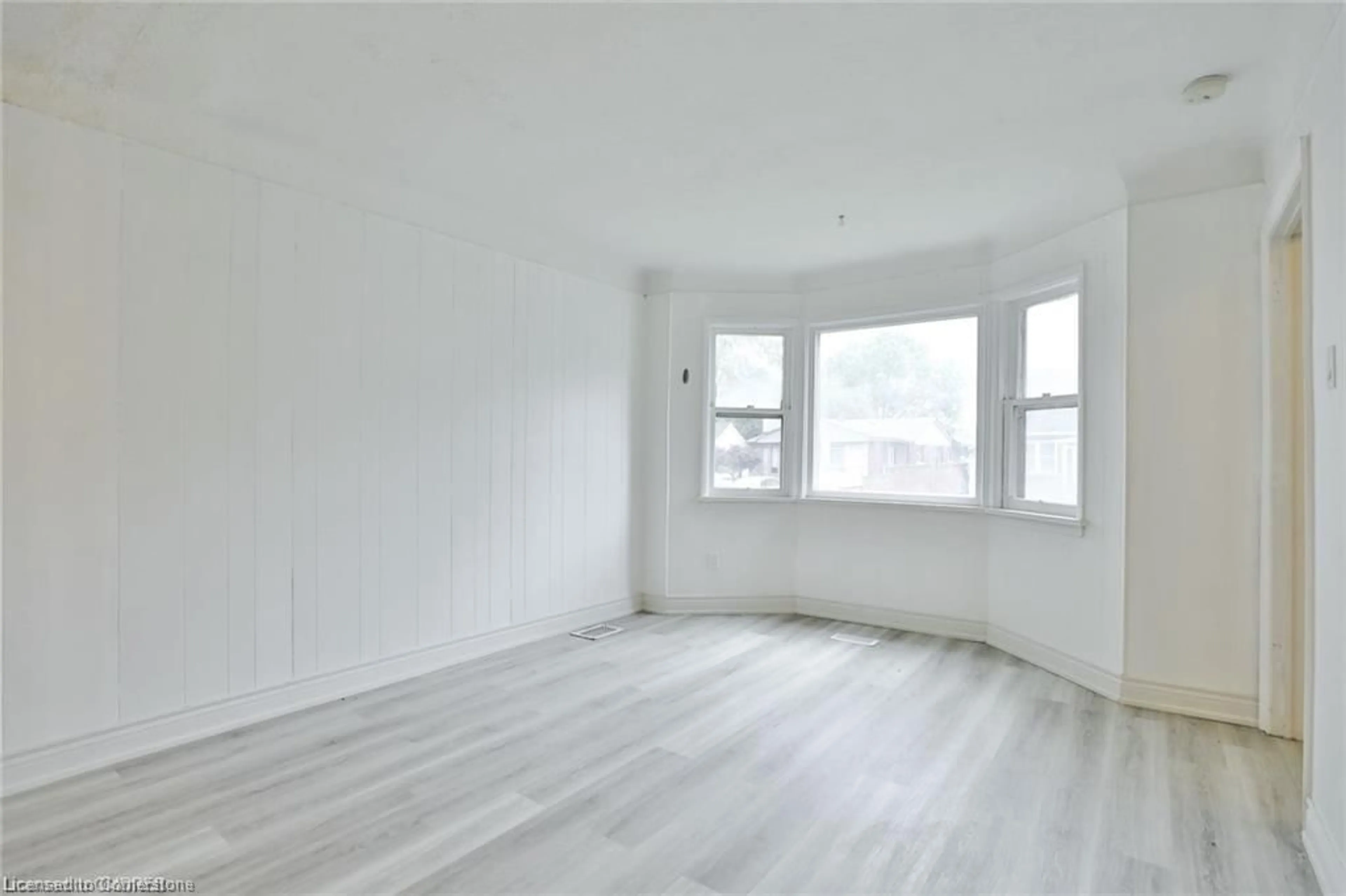 A pic of a room for 35 West 3rd St, Hamilton Ontario L9C 3J8