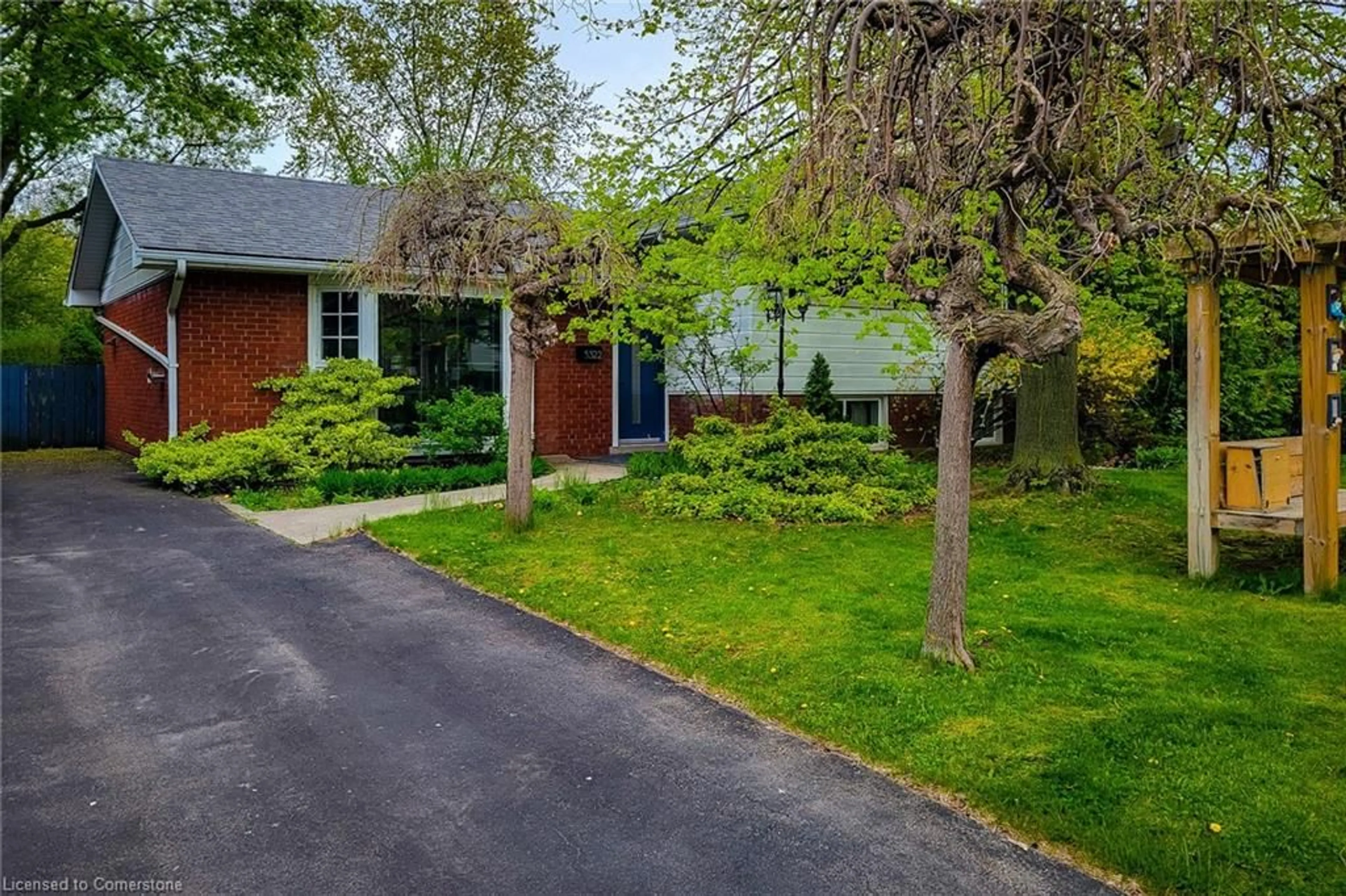 A pic from outside/outdoor area/front of a property/back of a property/a pic from drone, street for 5322 Windermere Dr, Burlington Ontario L7L 3M1