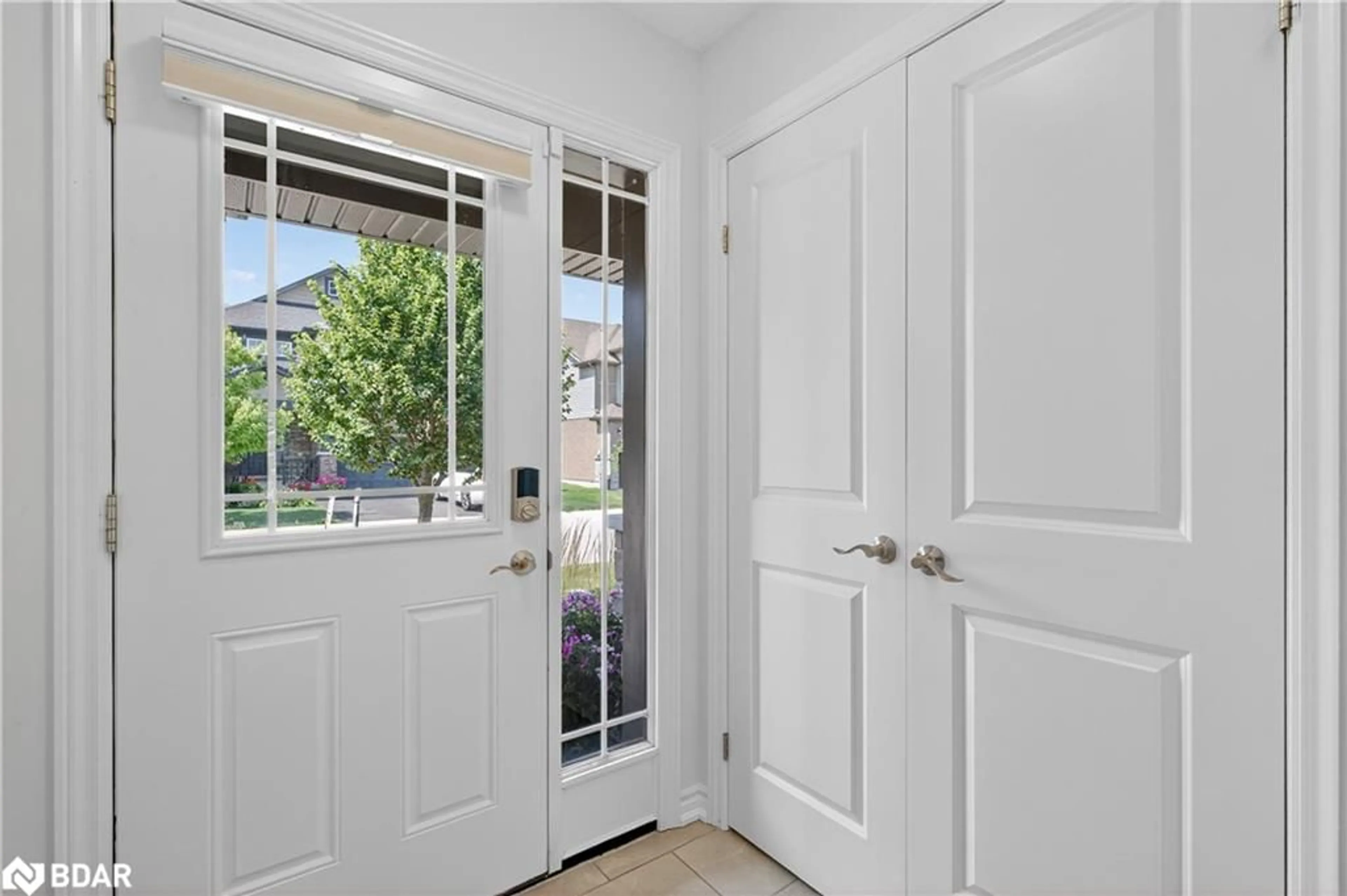 Indoor entryway for 24 Westminster Cres, Fergus Ontario N1M 1Y8
