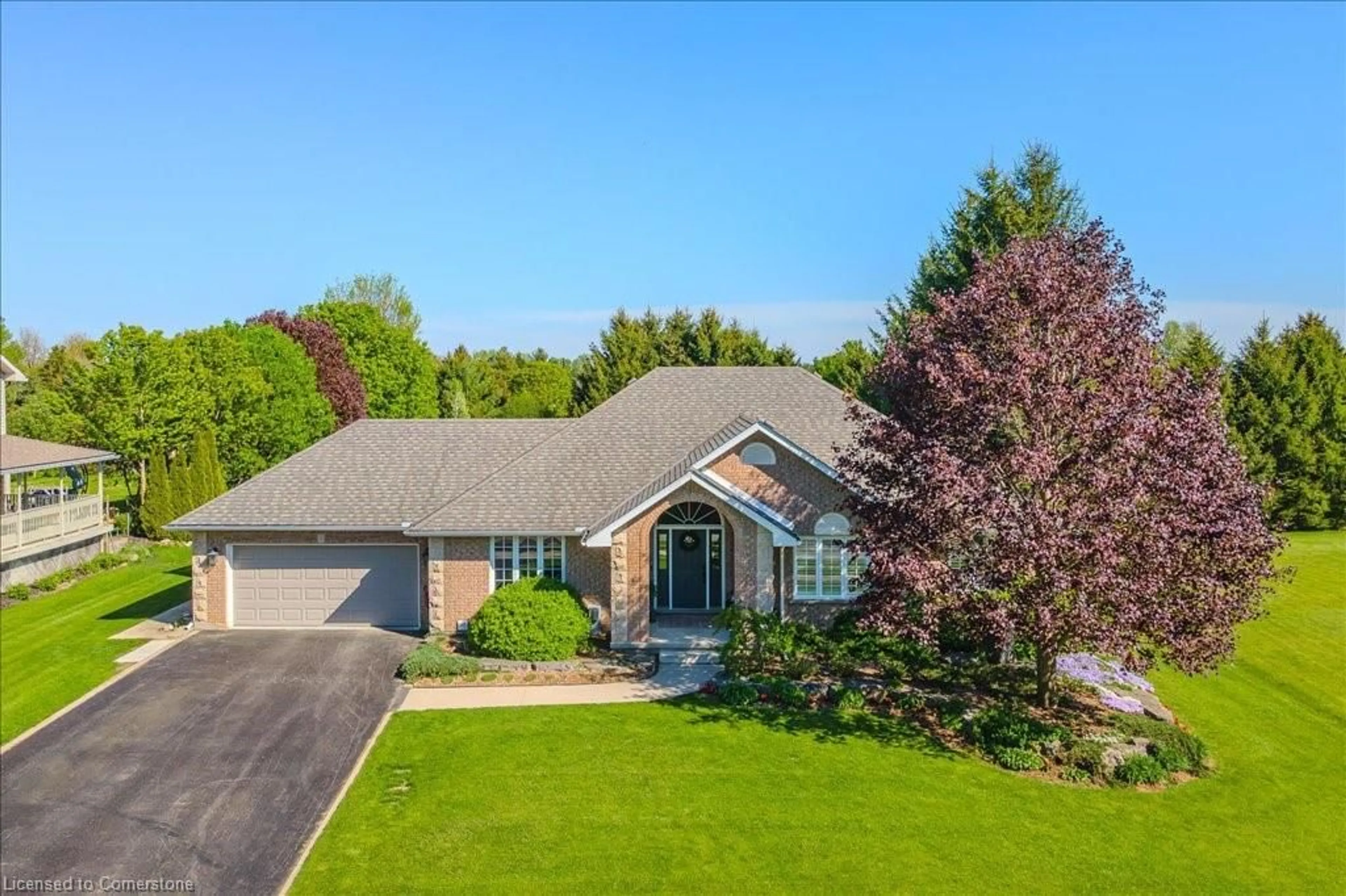 A pic from outside/outdoor area/front of a property/back of a property/a pic from drone, street for 790 Dianne Cres, Fergus Ontario N1M 3N5