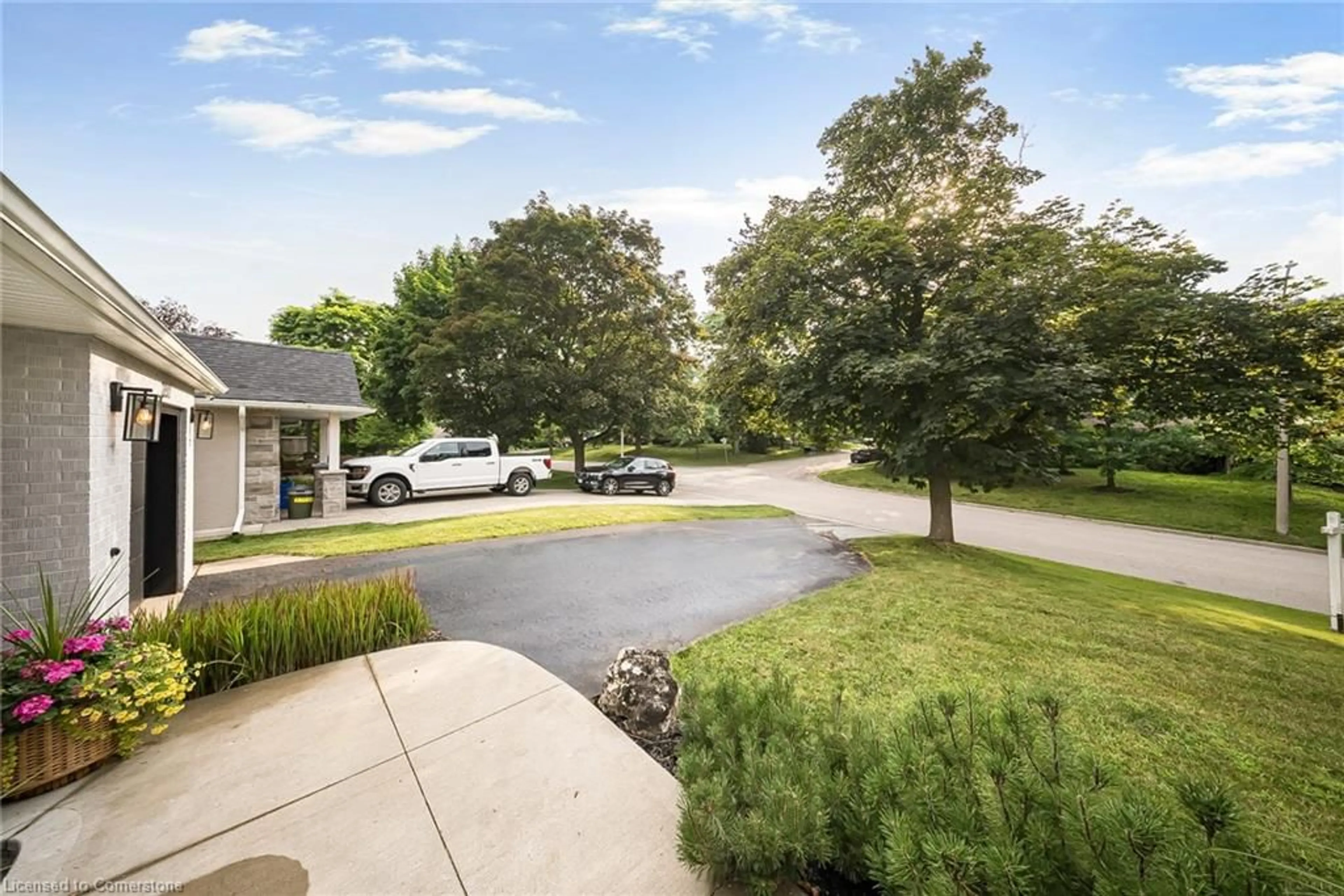A pic from outside/outdoor area/front of a property/back of a property/a pic from drone, street for 231 Stanley Dr, Waterloo Ontario N2L 1H6