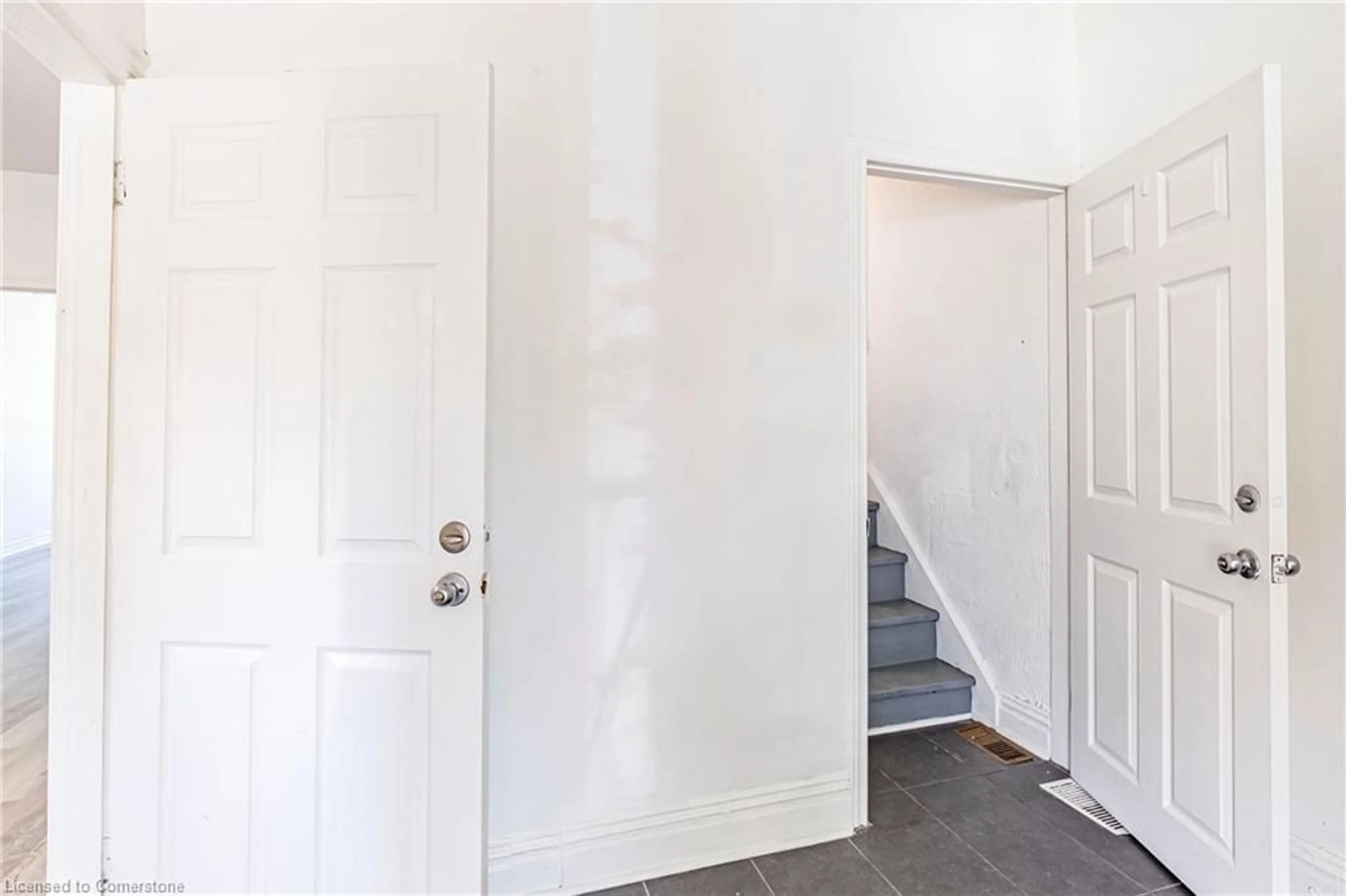 Indoor entryway for 22 Myrtle Ave, Hamilton Ontario L8M 2E9