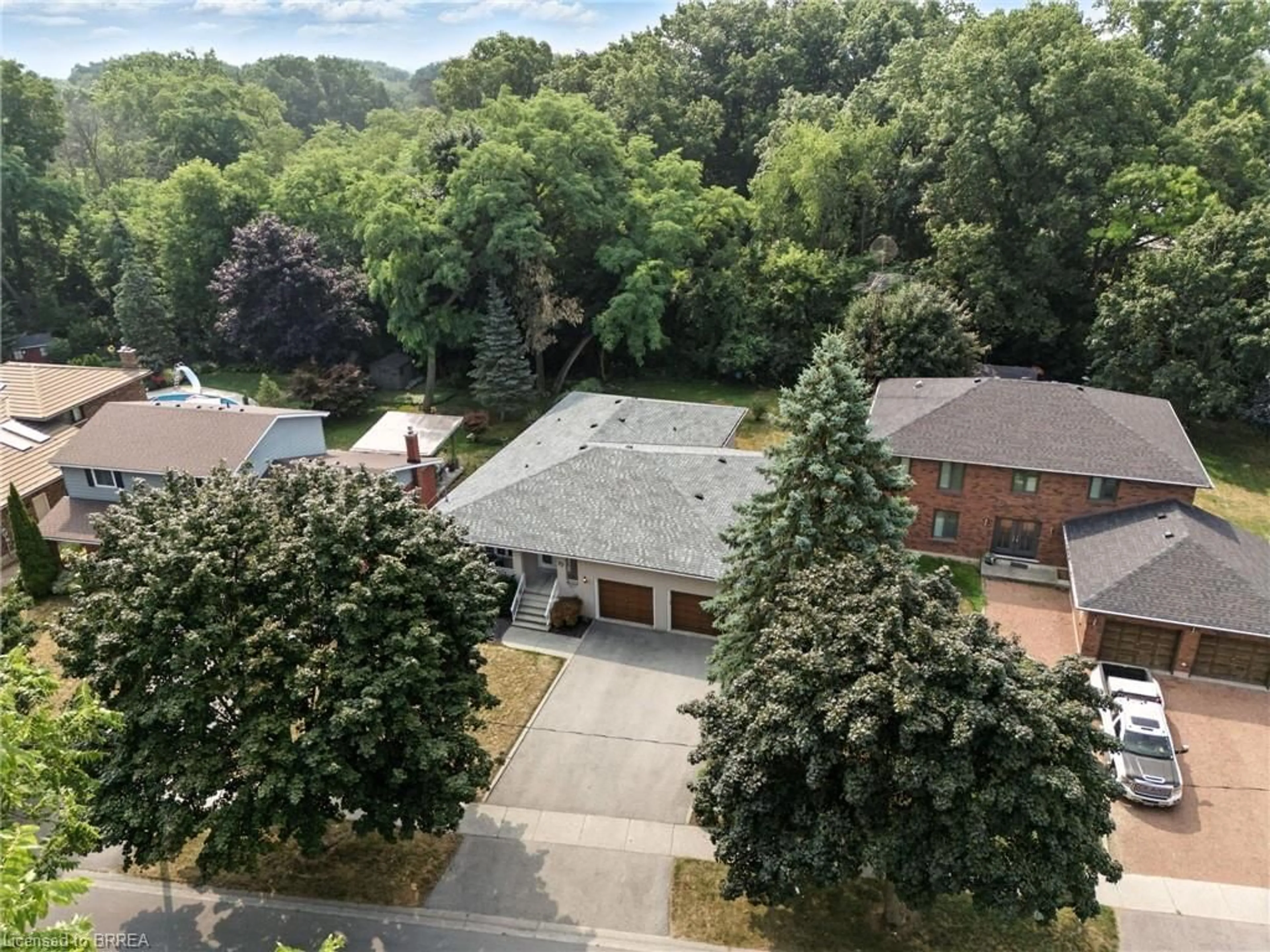 A pic from outside/outdoor area/front of a property/back of a property/a pic from drone, city buildings view from balcony for 77 Glenwood Dr, Brantford Ontario N3S 7N1
