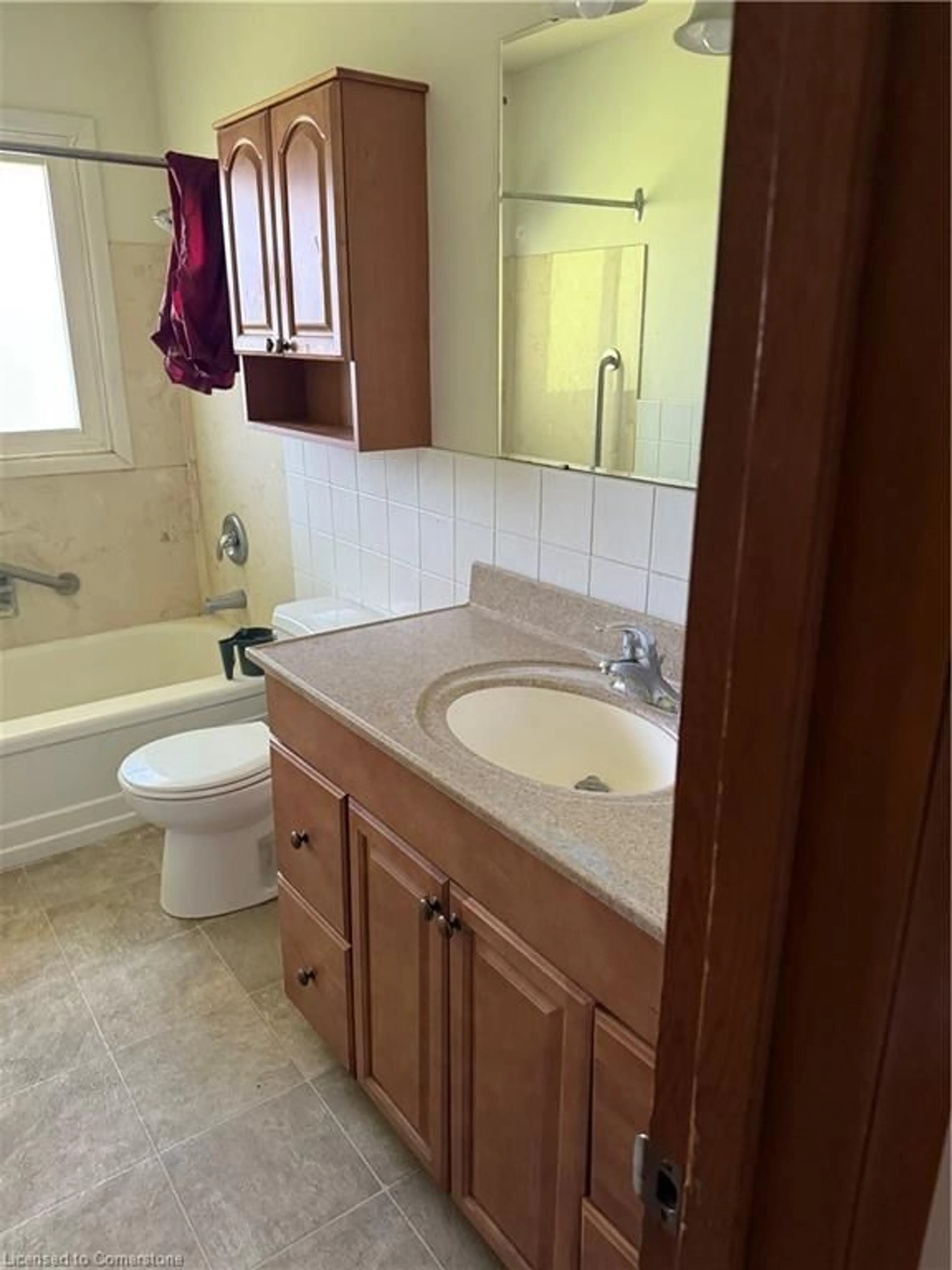 Standard bathroom, ceramic/tile floor for 71 Pusey Blvd, Brantford Ontario N3R 2S4