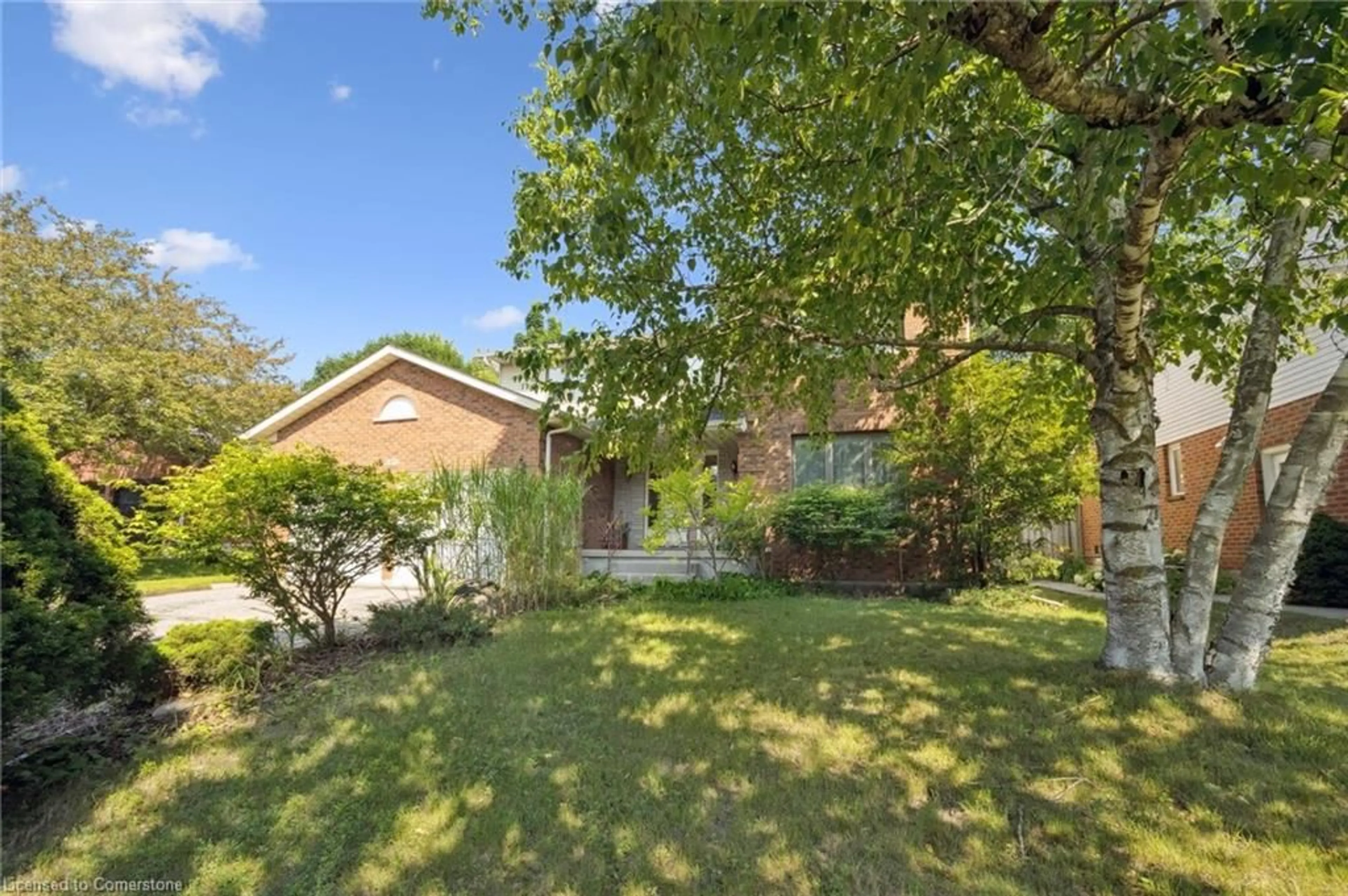 A pic from outside/outdoor area/front of a property/back of a property/a pic from drone, street for 576 Royal Beech Dr, Waterloo Ontario N2T 1Z8