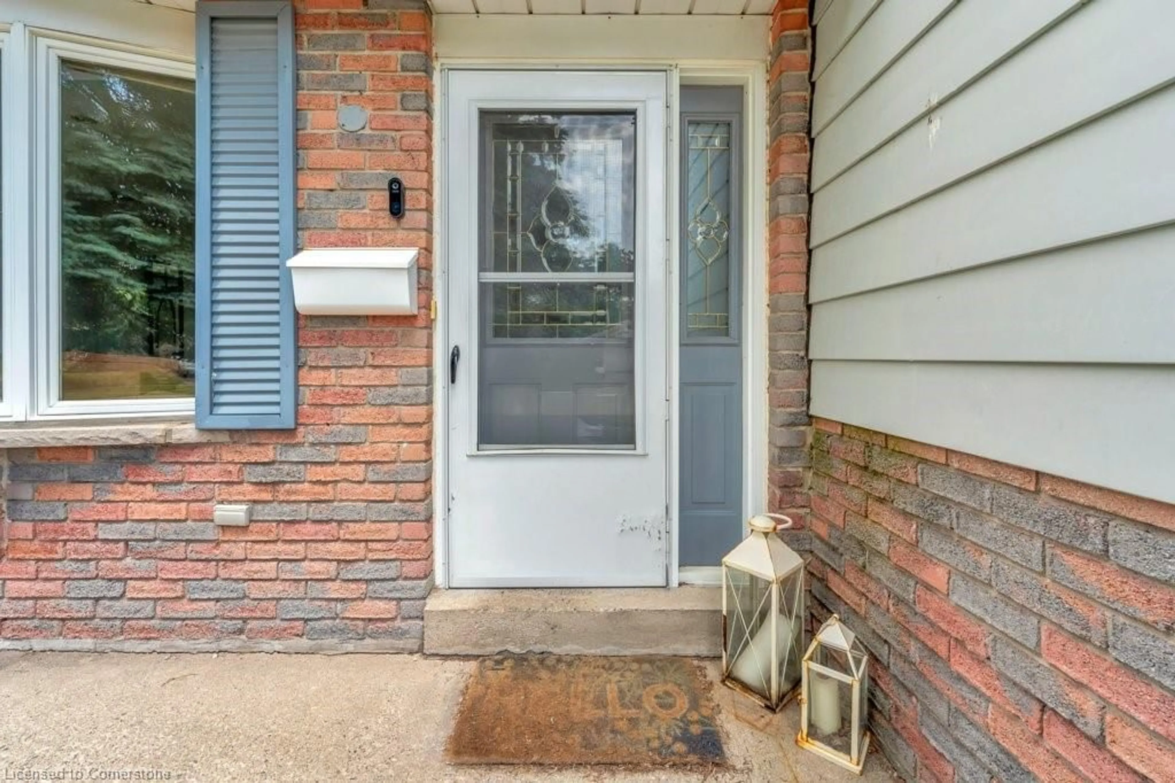 Indoor entryway for 77 Magnolia Dr, Paris Ontario N3L 3N2