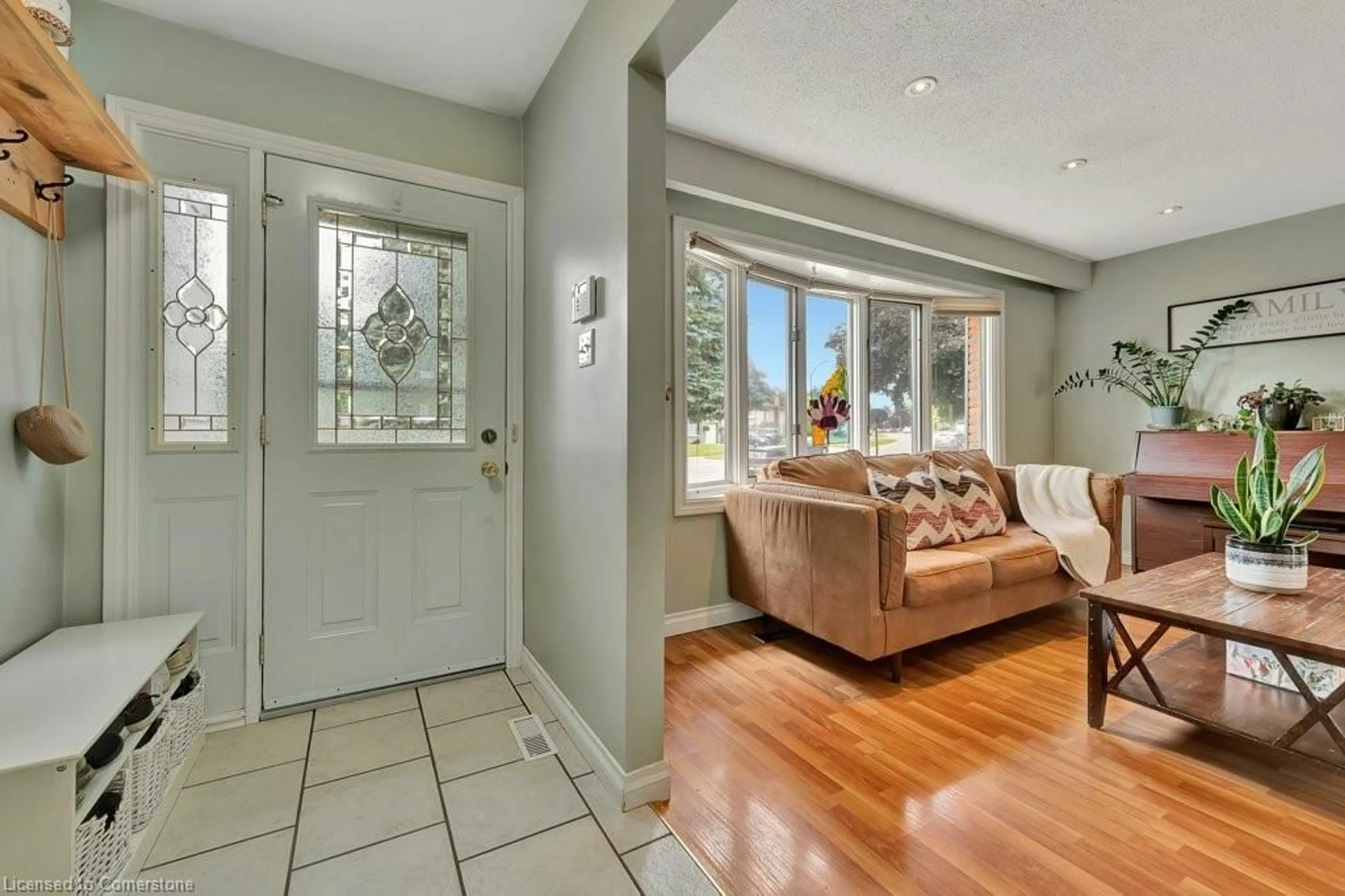 Indoor entryway for 77 Magnolia Dr, Paris Ontario N3L 3N2