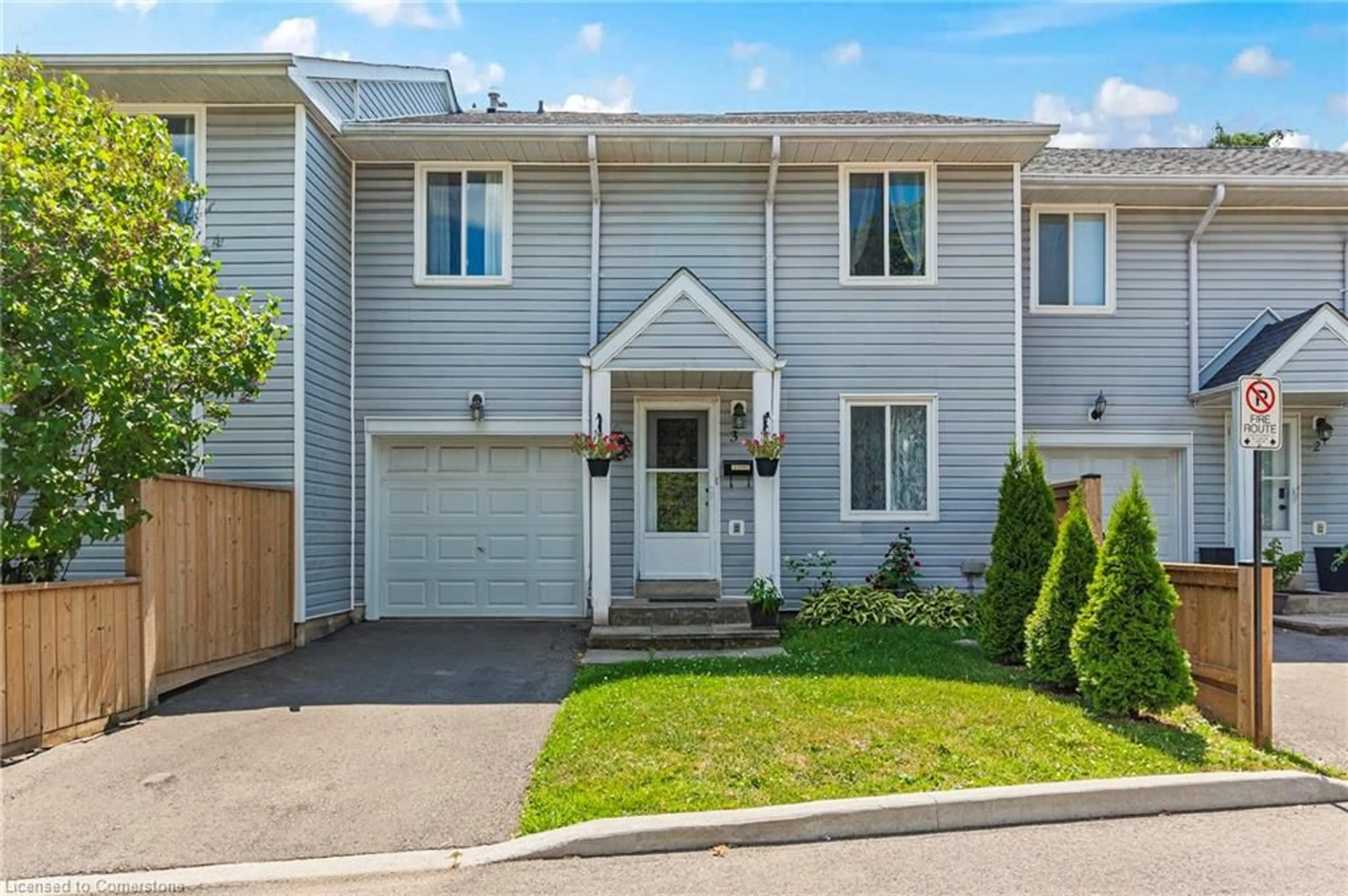 Home with vinyl exterior material, street for 2021 Sixth Line #3, Oakville Ontario L6H 4S2
