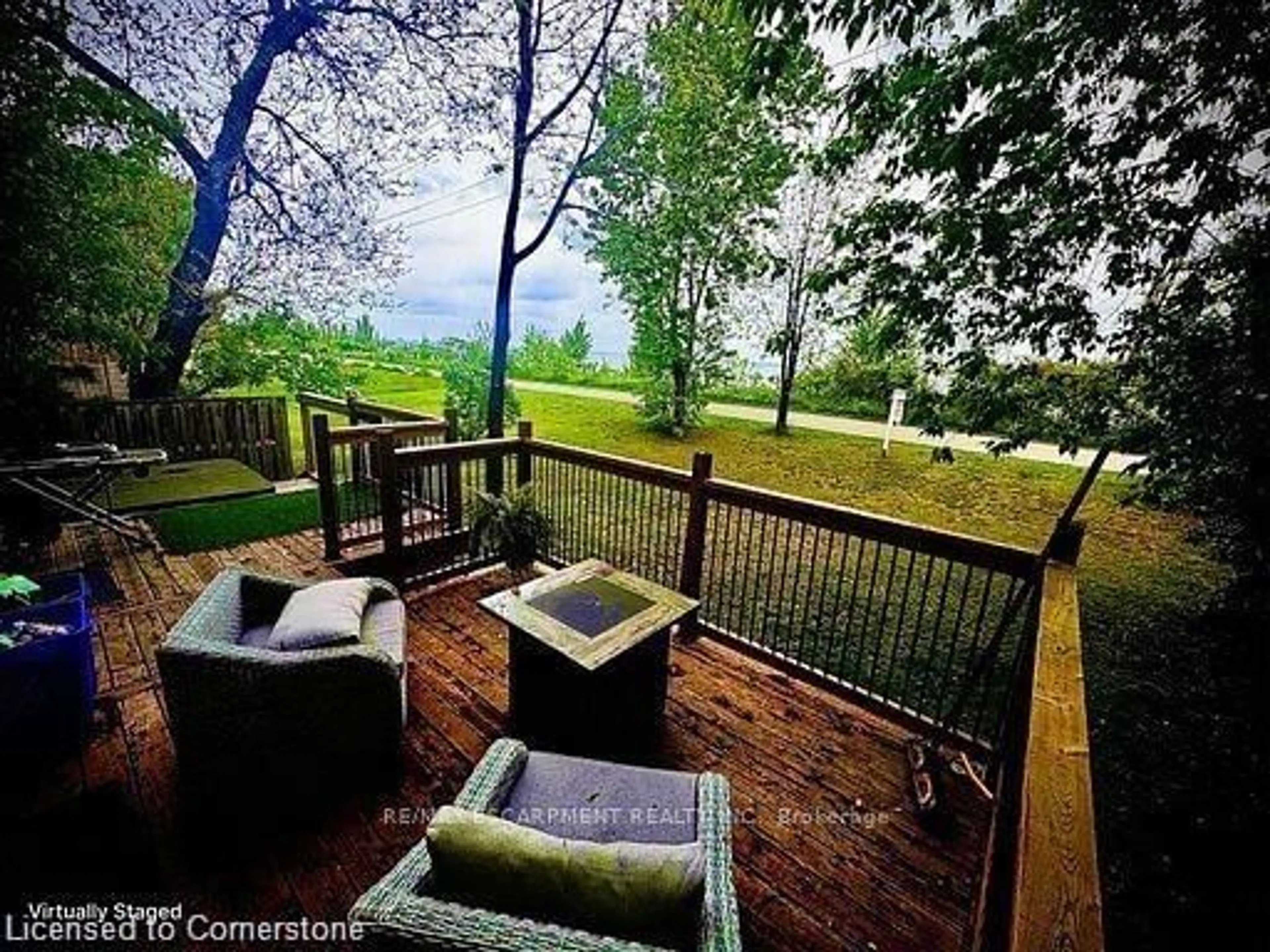 Patio, forest/trees view for 735 Beach Blvd, Hamilton Ontario L8H 6Y5