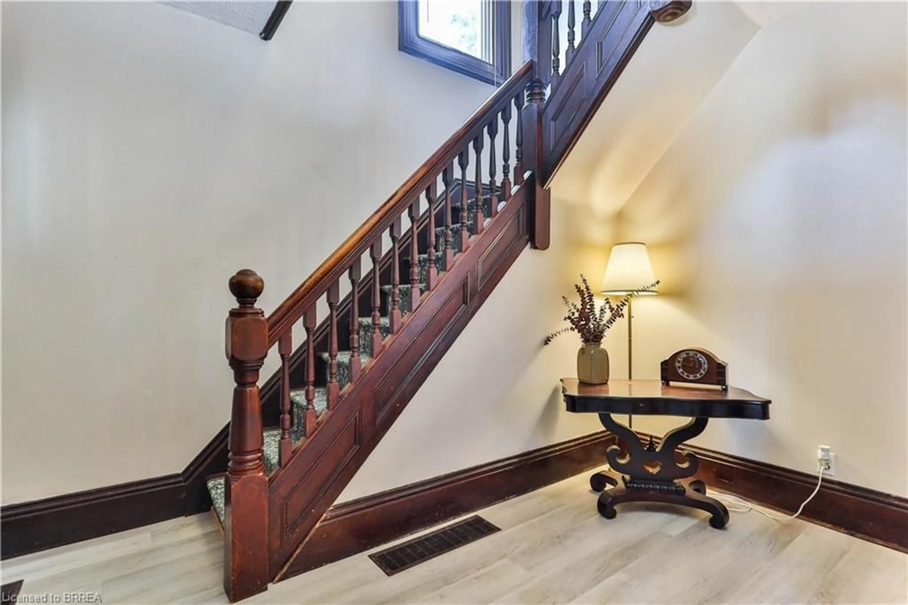 Indoor foyer for 31 Fair Ave, Brantford Ontario N3S 2M4