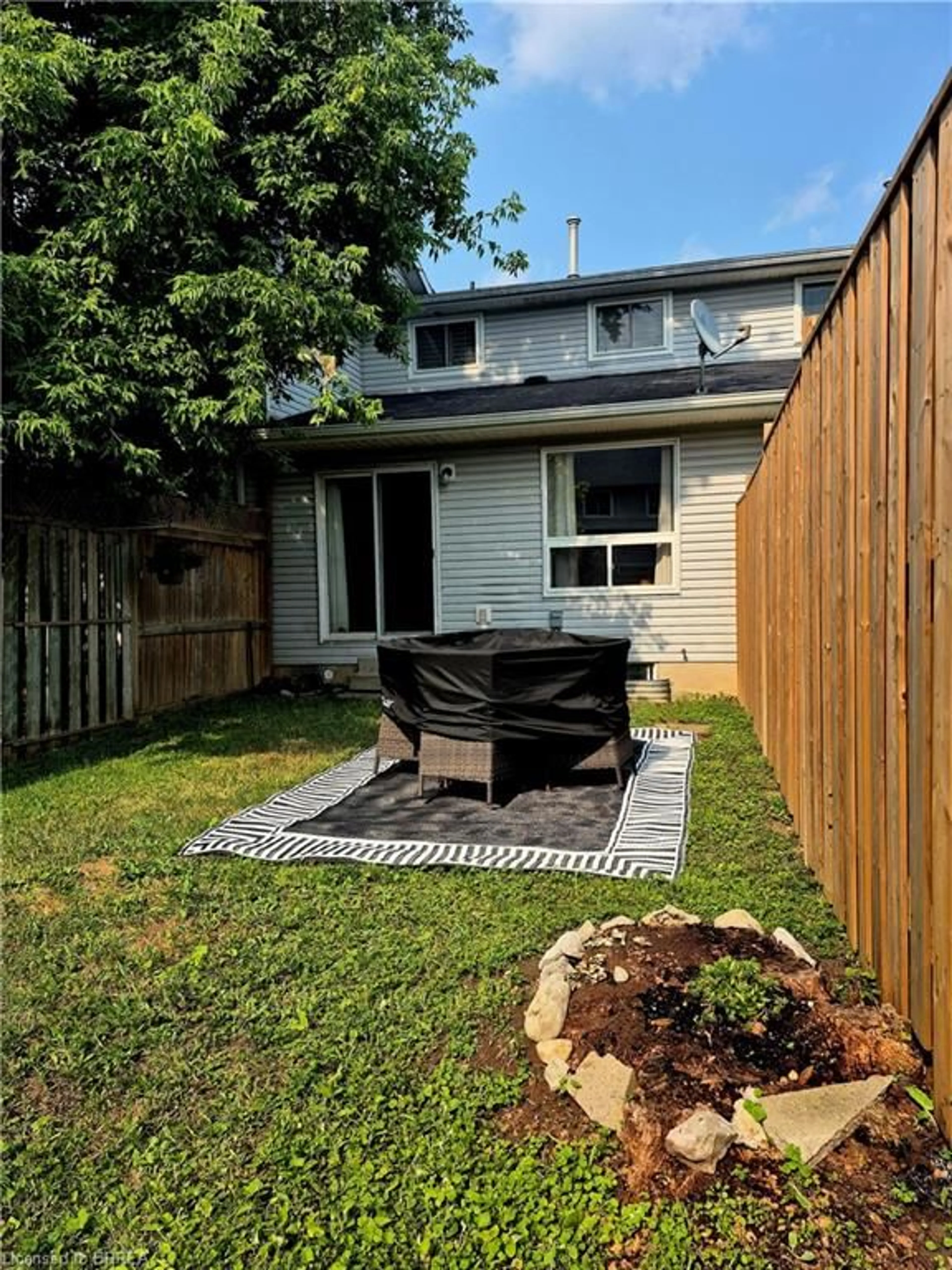 Patio, street for 293 Beckett Rd, Ingersoll Ontario N5C 3X5