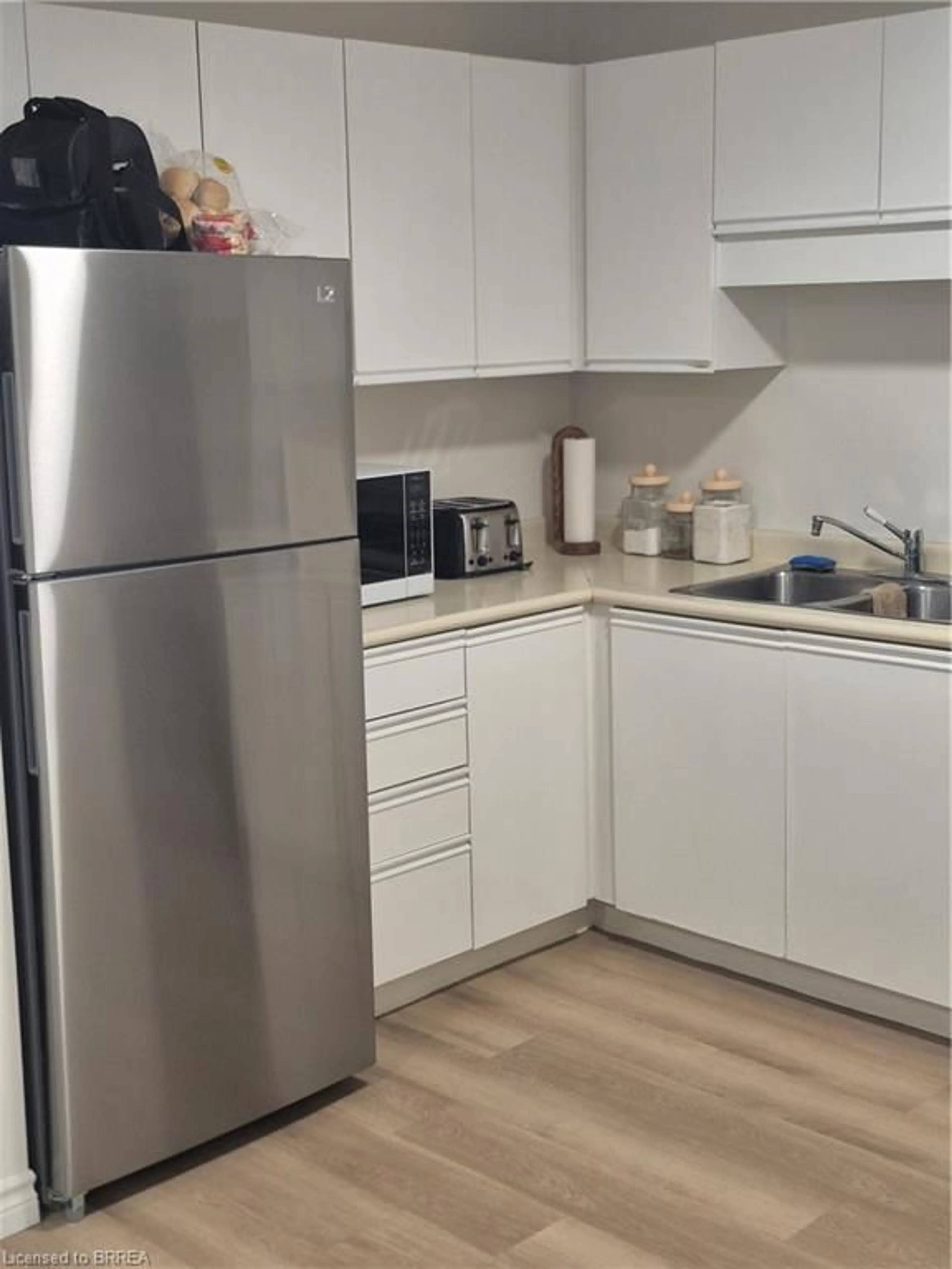 Standard kitchen, wood/laminate floor for 293 Beckett Rd, Ingersoll Ontario N5C 3X5