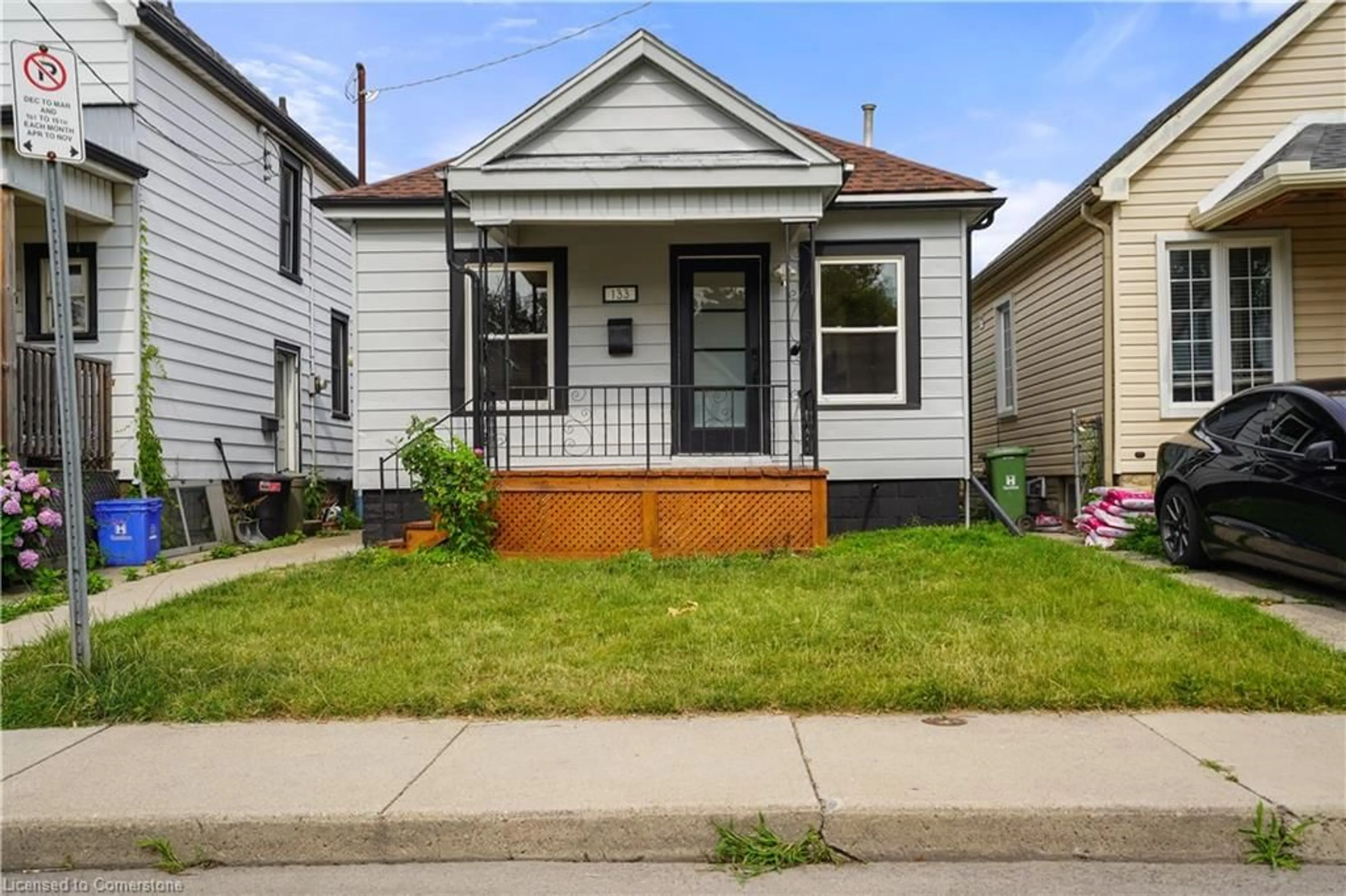 Home with vinyl exterior material, street for 133 Barons Ave, Hamilton Ontario L8H 5A6