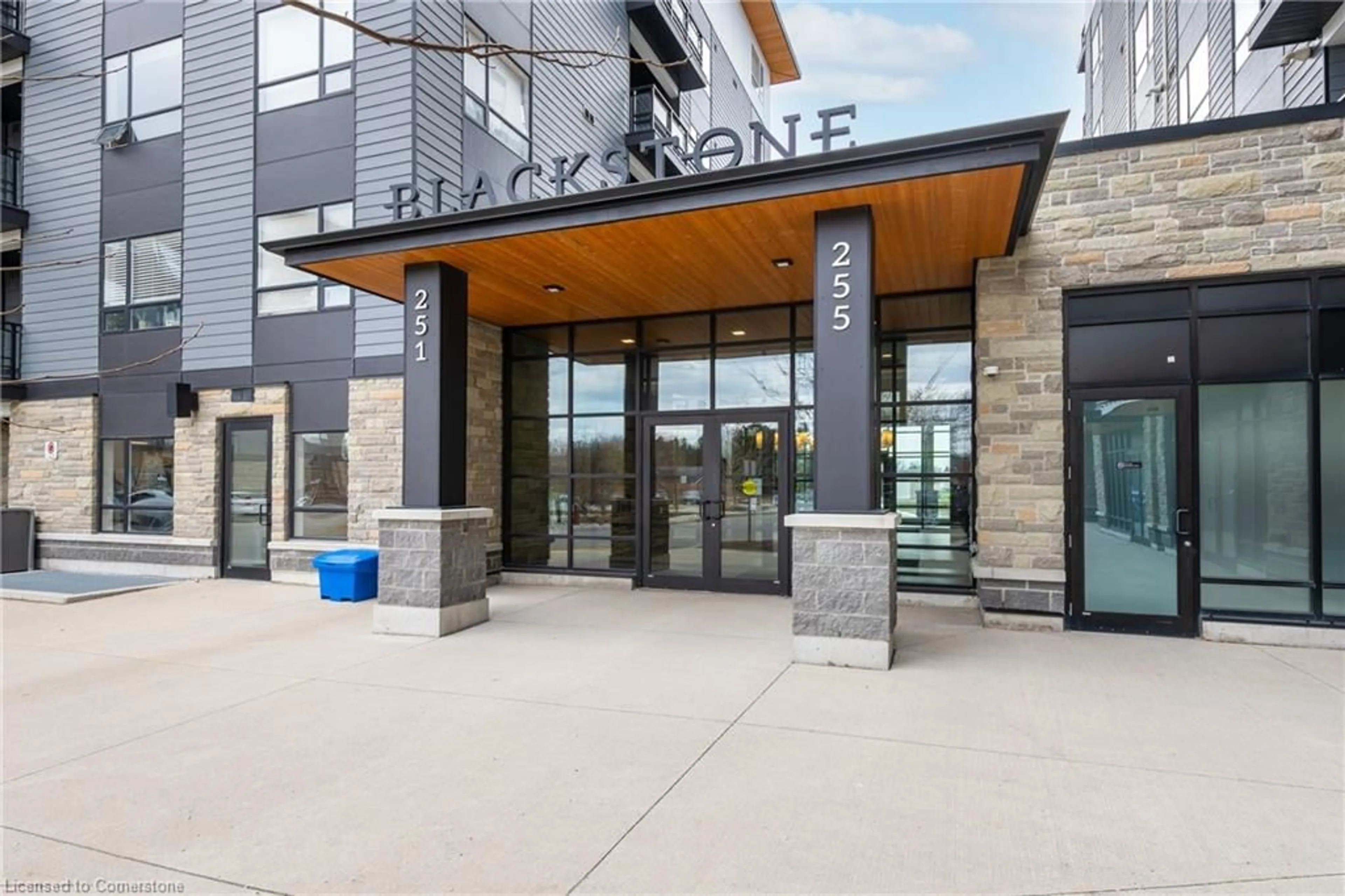 Indoor foyer for 251 Northfield Dr #607, Waterloo Ontario N2K 0G9