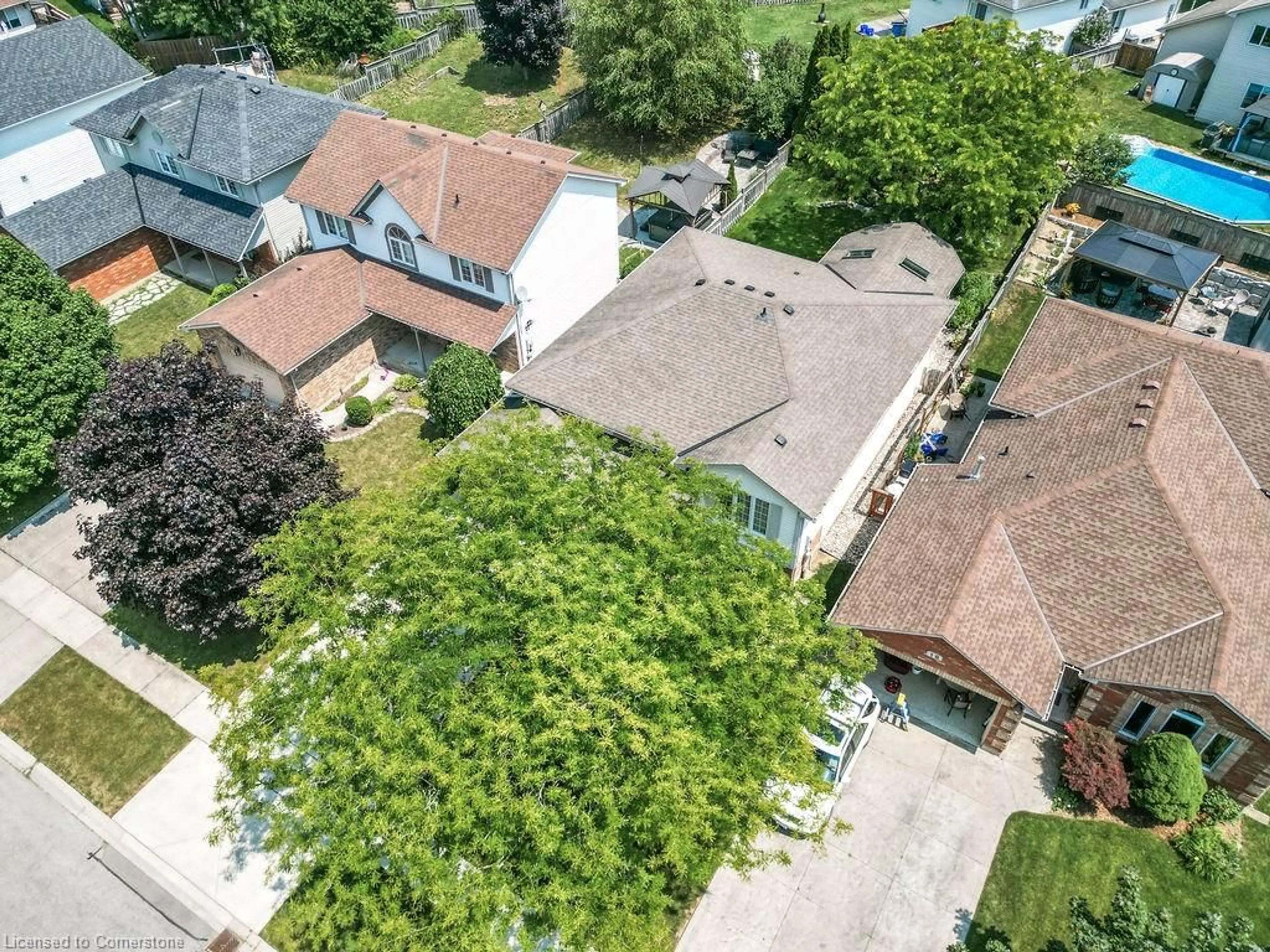 A pic from outside/outdoor area/front of a property/back of a property/a pic from drone, street for 18 Lindsay Dr, Caledonia Ontario N3W 2M3