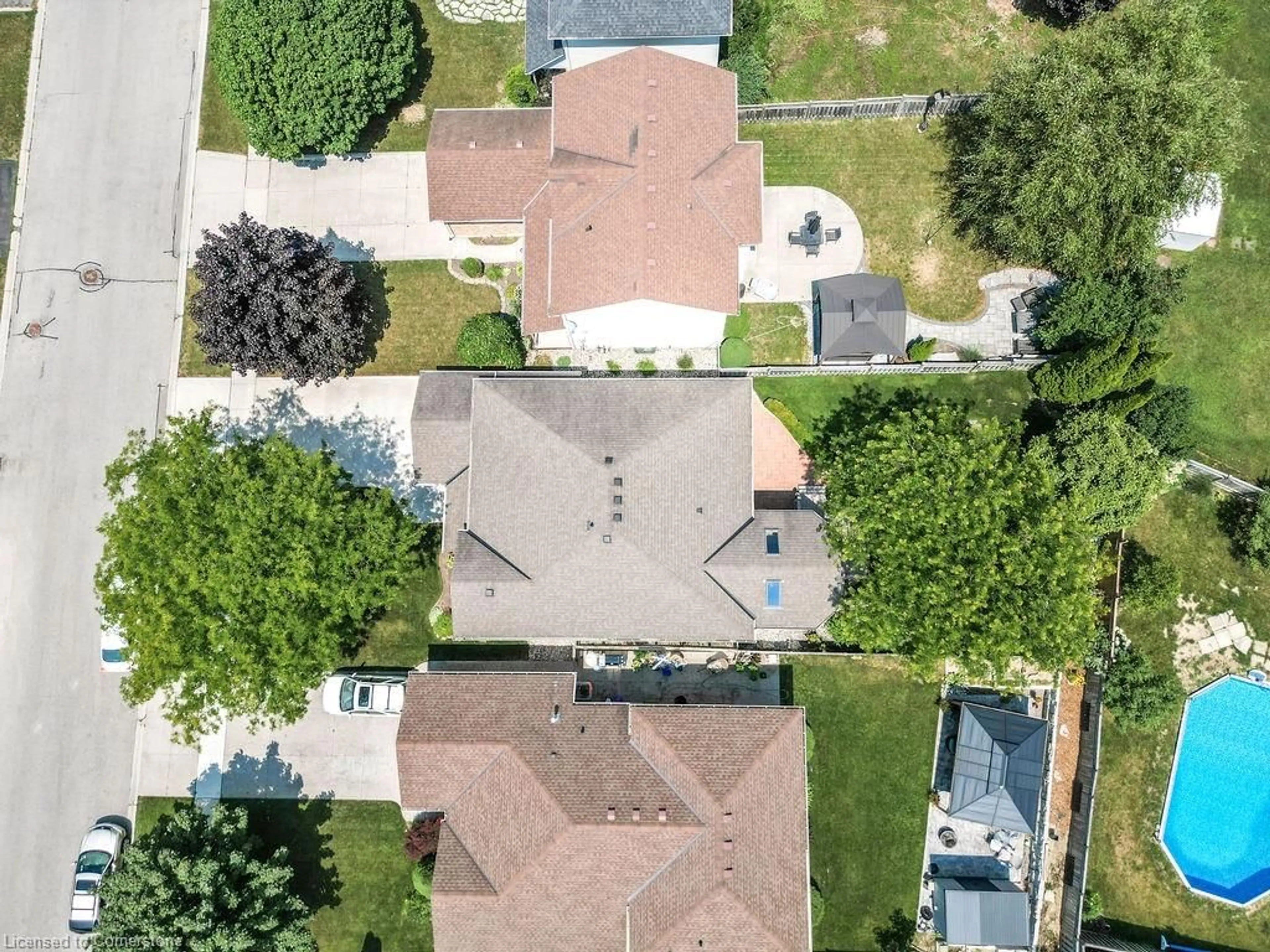 A pic from outside/outdoor area/front of a property/back of a property/a pic from drone, street for 18 Lindsay Dr, Caledonia Ontario N3W 2M3