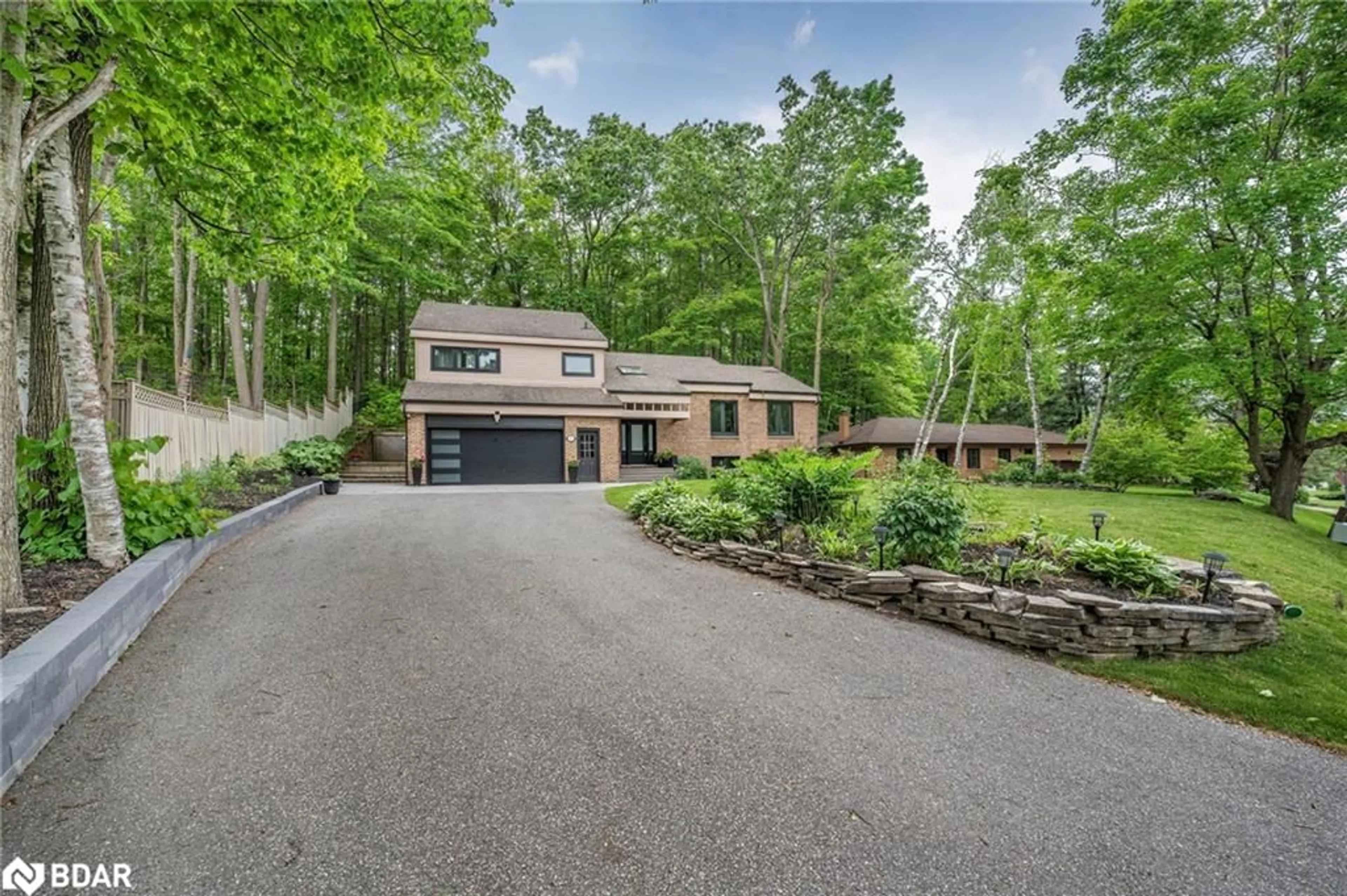 A pic from outside/outdoor area/front of a property/back of a property/a pic from drone, unknown for 8 Frid Blvd, Midhurst Ontario L9X 0P5