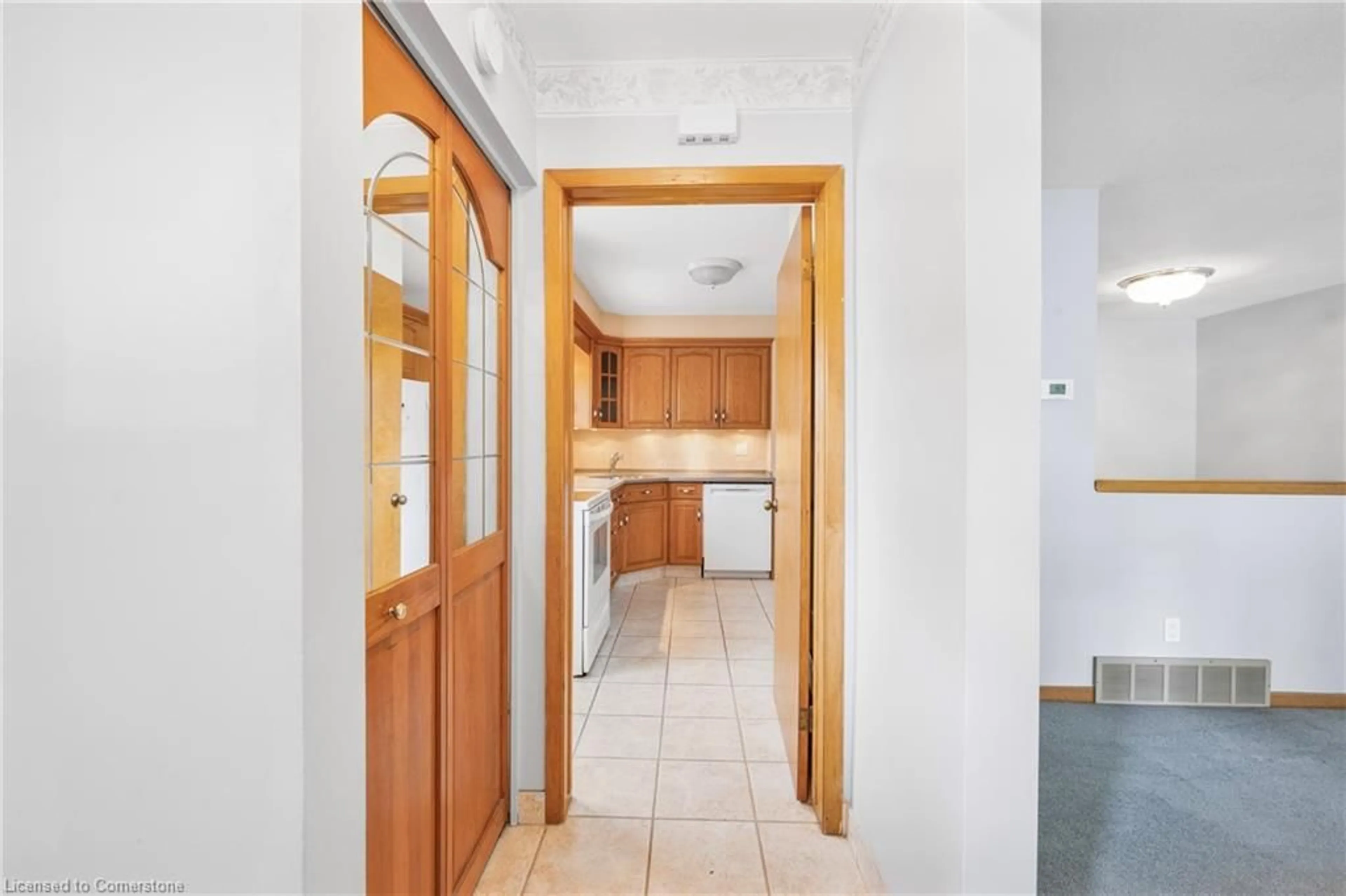 Indoor foyer for 49 Jerome Cres, Hamilton Ontario L8E 1K7