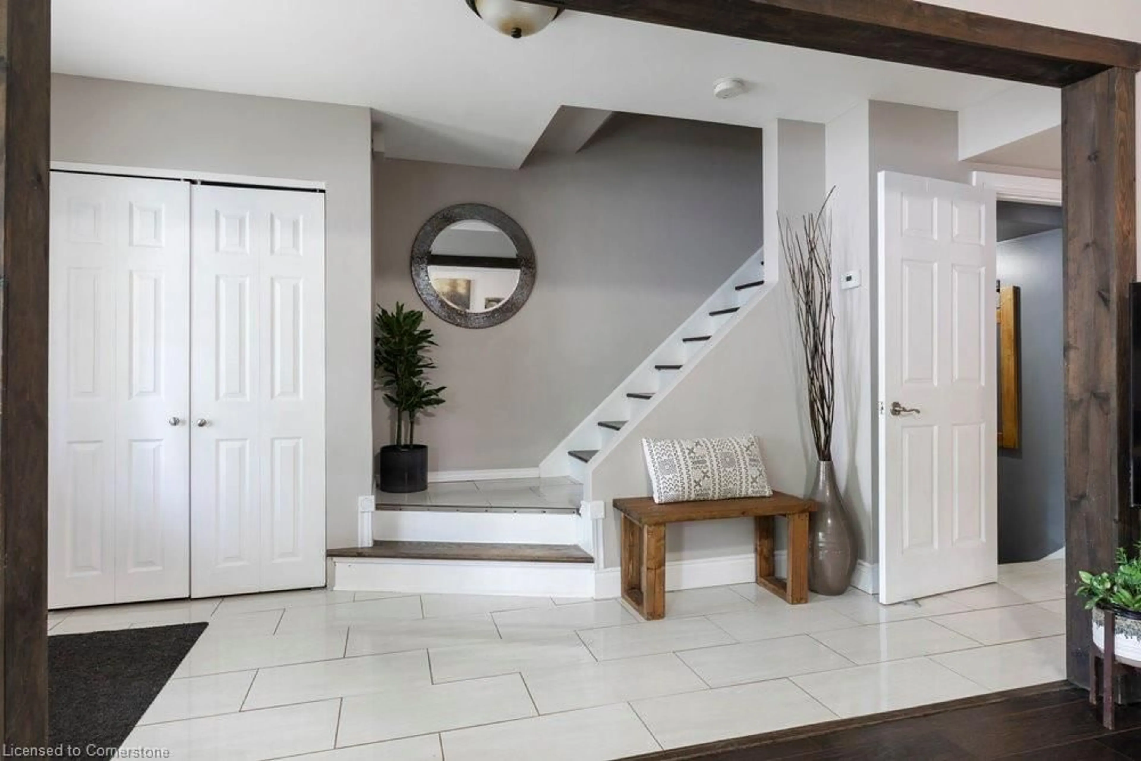 Indoor entryway for 357 Saint Andrews Dr, Hamilton Ontario L8K 5K6
