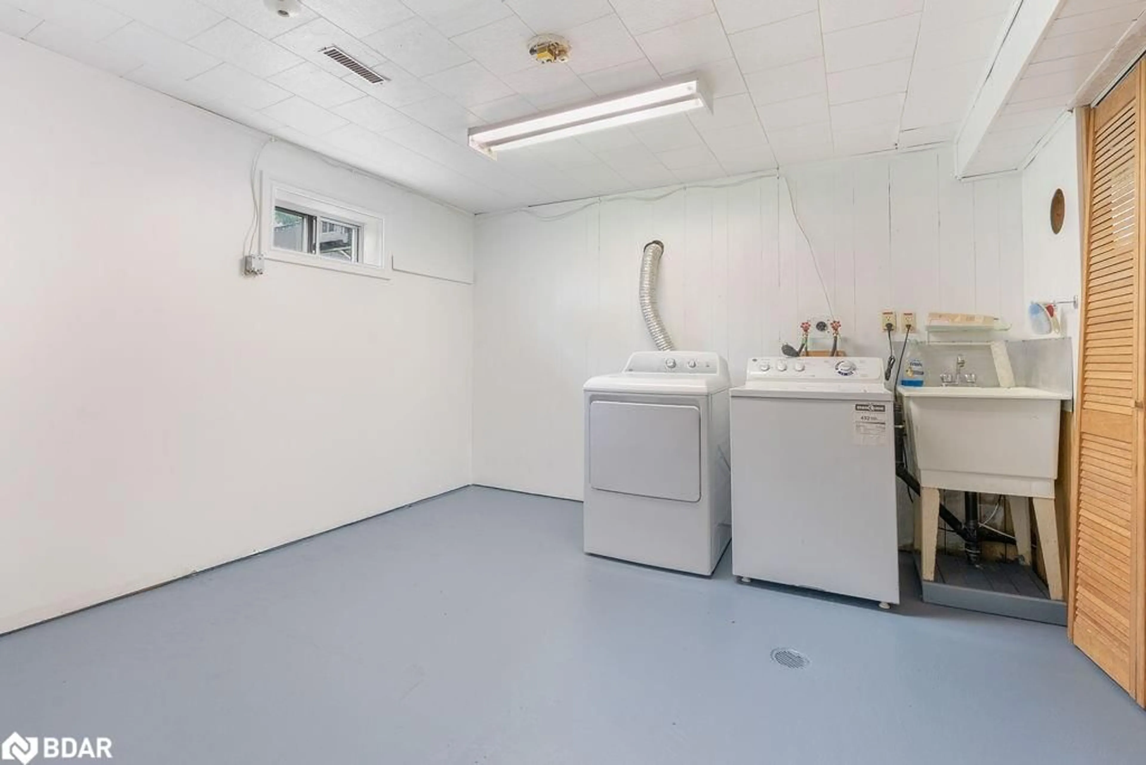 Laundry room for 13 Mohawk Dr, Lindsay Ontario K9V 0J1