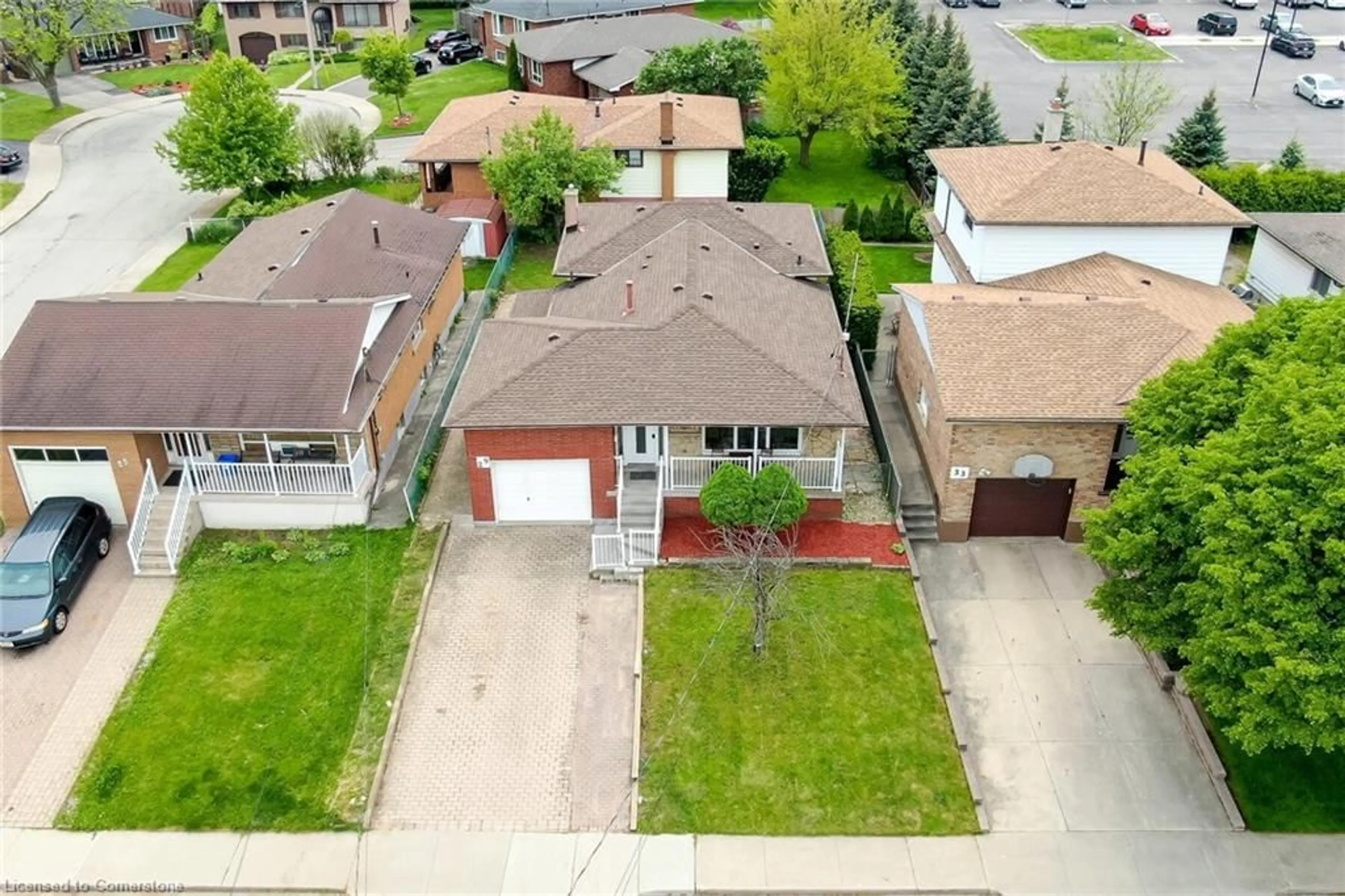 A pic from outside/outdoor area/front of a property/back of a property/a pic from drone, street for 29 Juanita Dr, Hamilton Ontario L9C 2G4