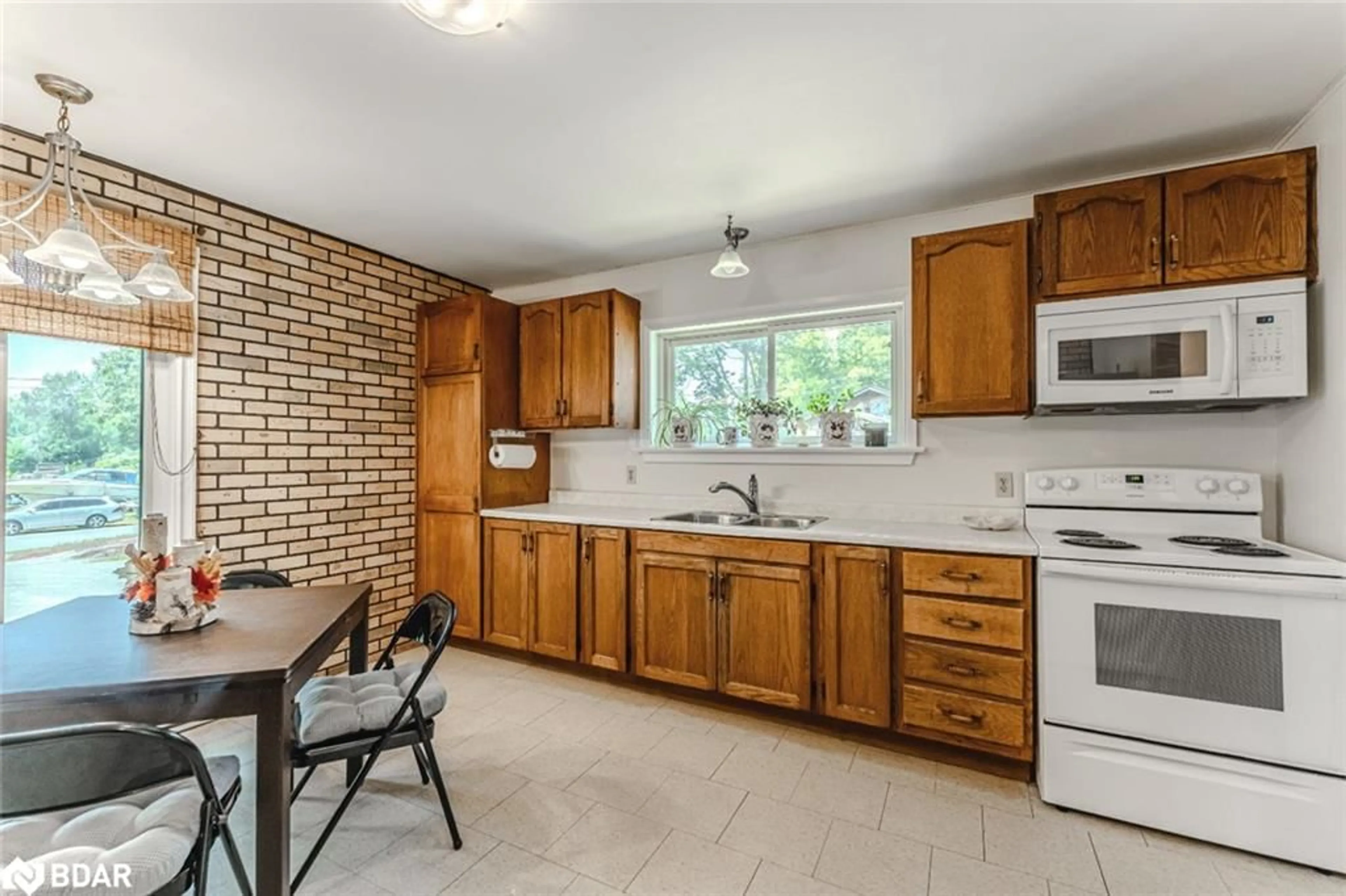 Standard kitchen, ceramic/tile floor for 332 Baxter Loop Rd, Honey Harbour Ontario L0K 1S0