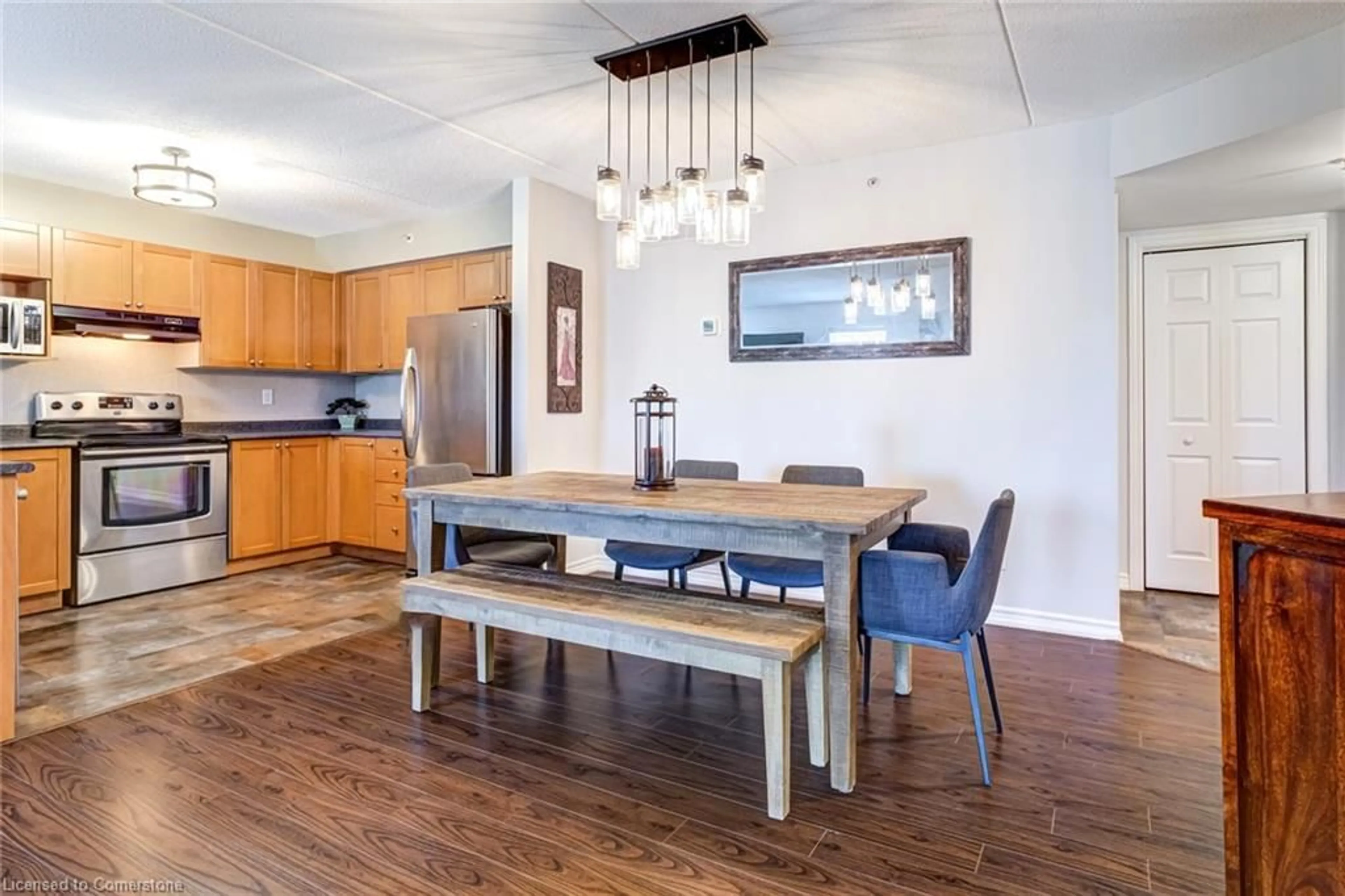 Open concept kitchen, wood/laminate floor for 2085 Appleby Line #313, Burlington Ontario L7L 7H4