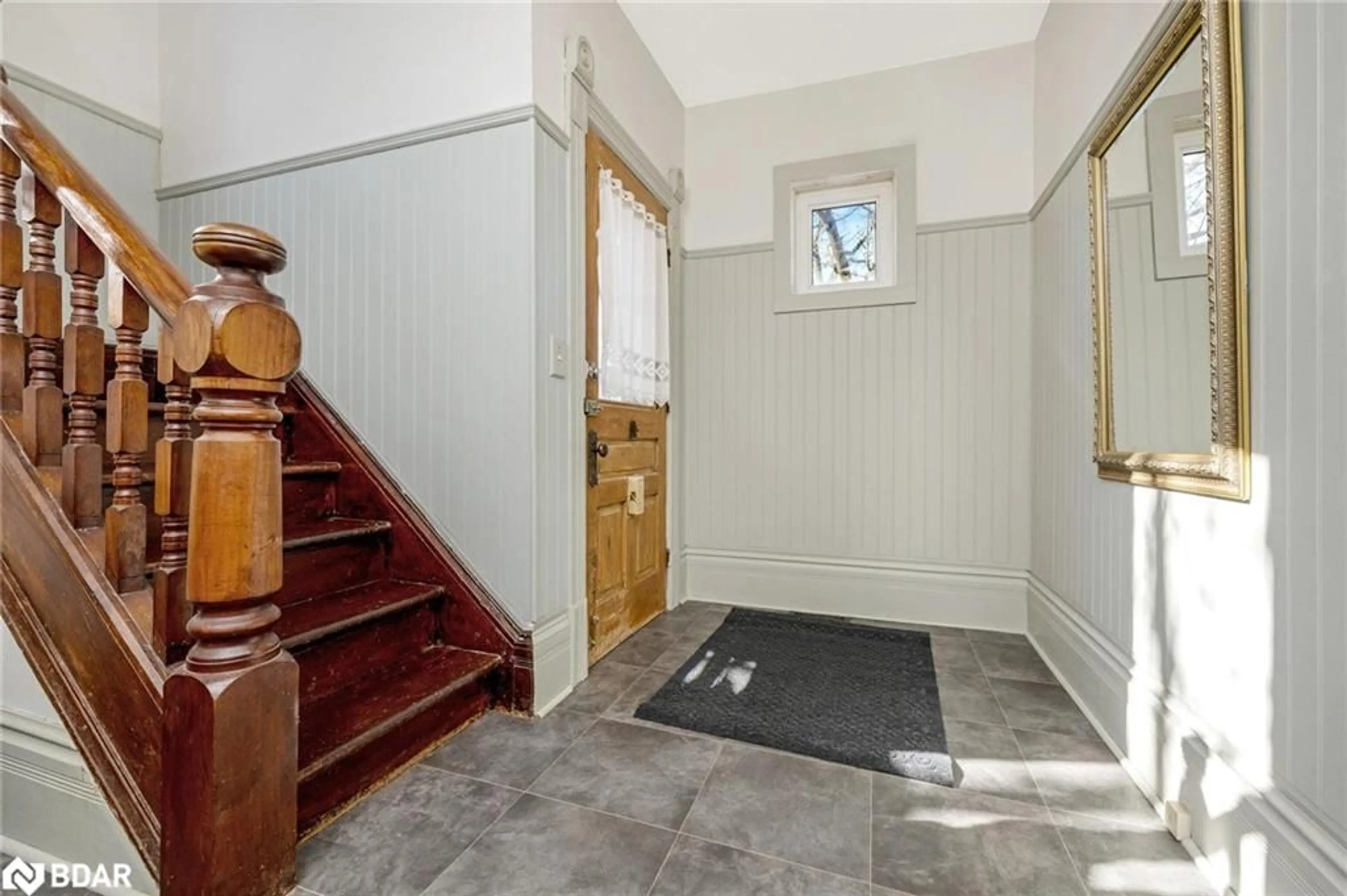 Indoor foyer for 87 Trafalgar Rd, Hillsburg Ontario N0B 1Z0