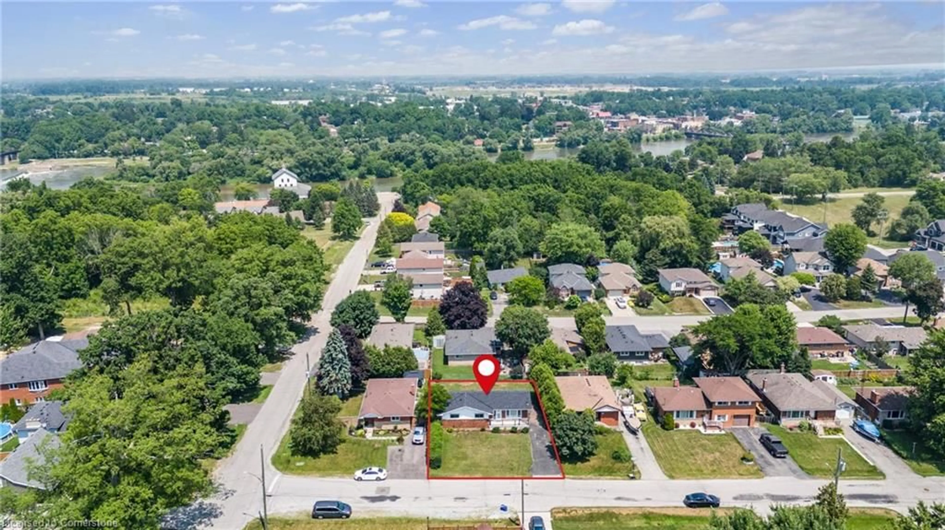 A pic from outside/outdoor area/front of a property/back of a property/a pic from drone, street for 102 Pauline St, Caledonia Ontario N3W 1J3