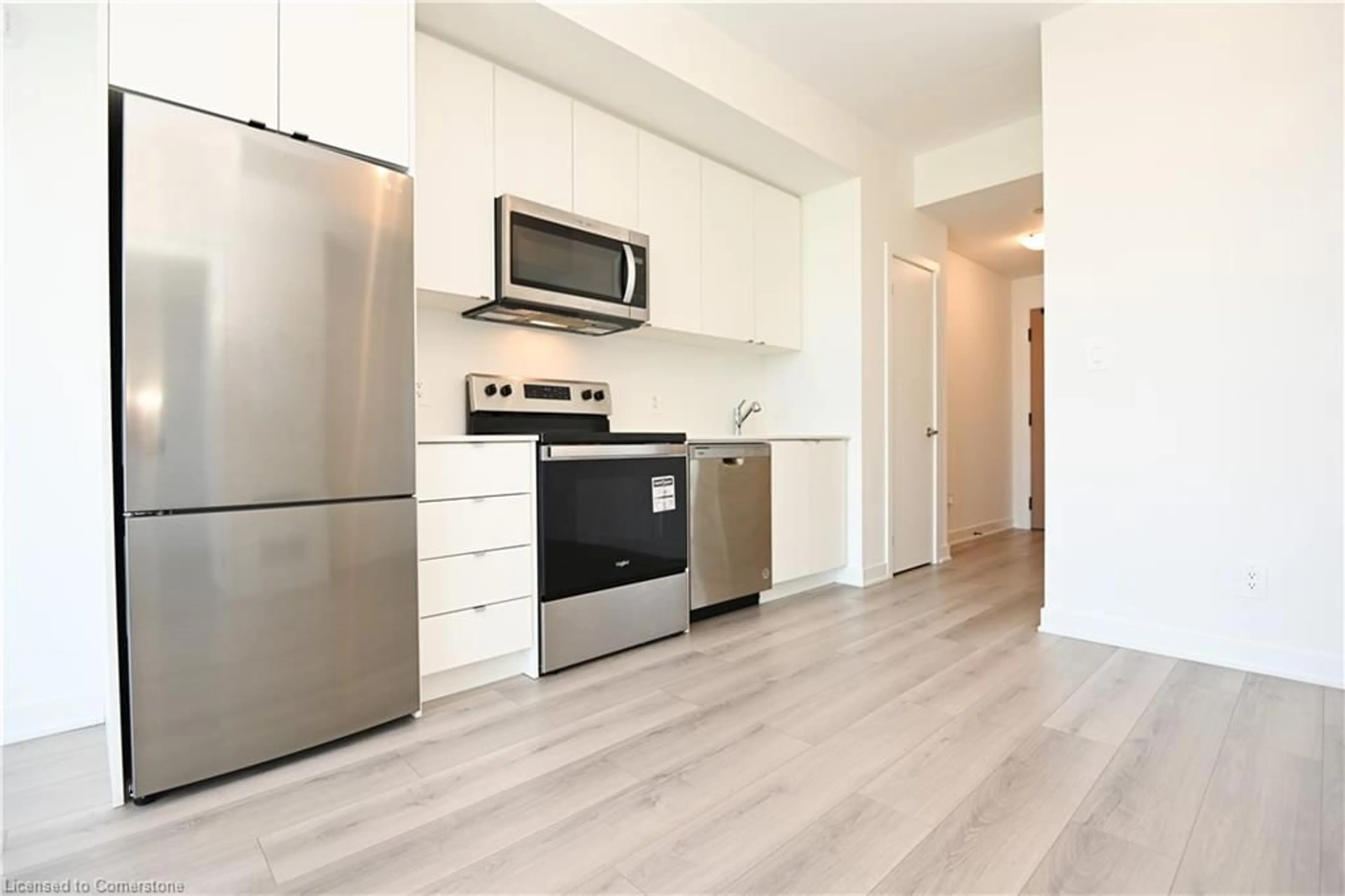 Standard kitchen, wood/laminate floor for 1440 Clarriage Crt Crt, Milton Ontario L9E 1B3
