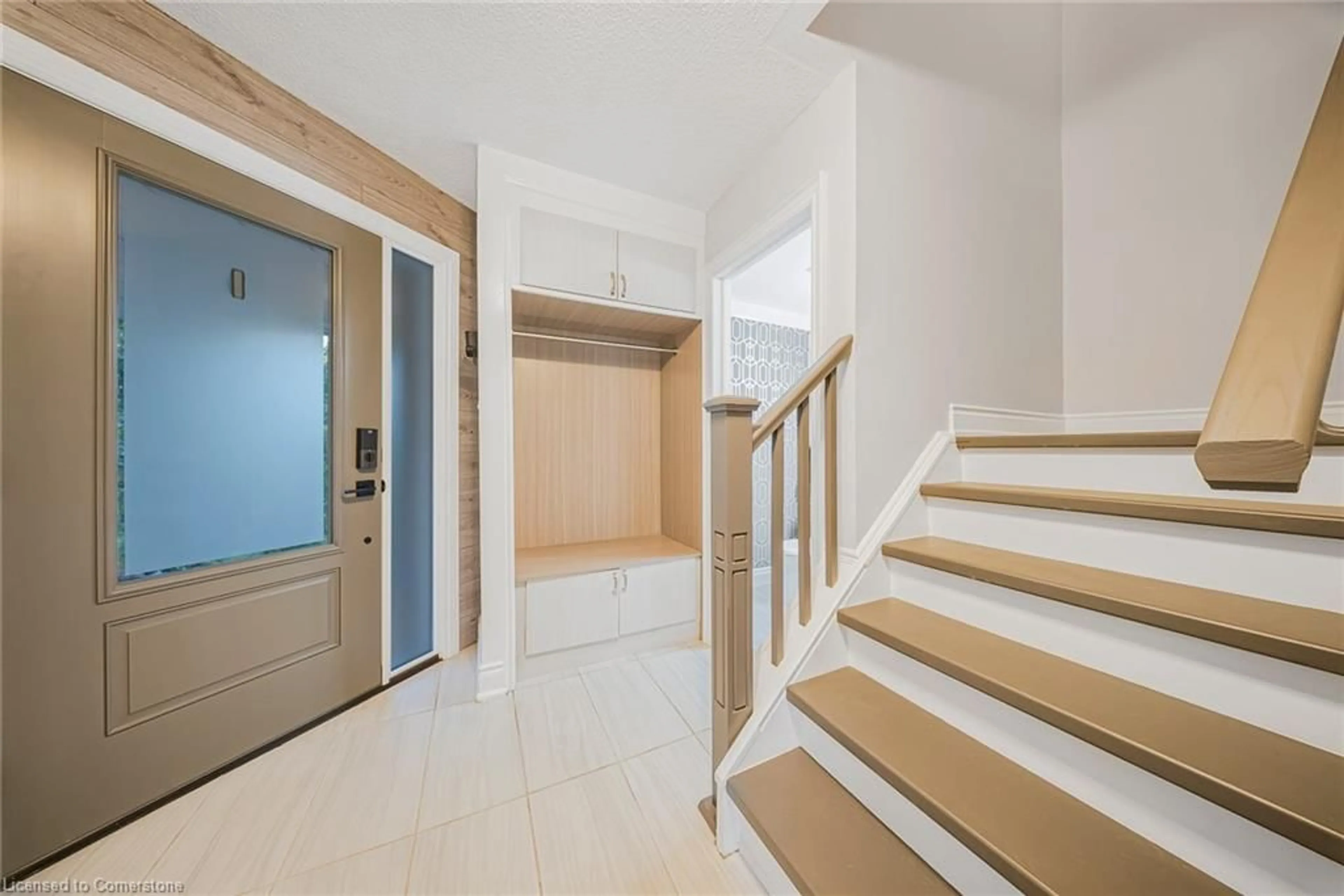 Indoor foyer for 100 Fairgreen Close, Cambridge Ontario N1T 1T7