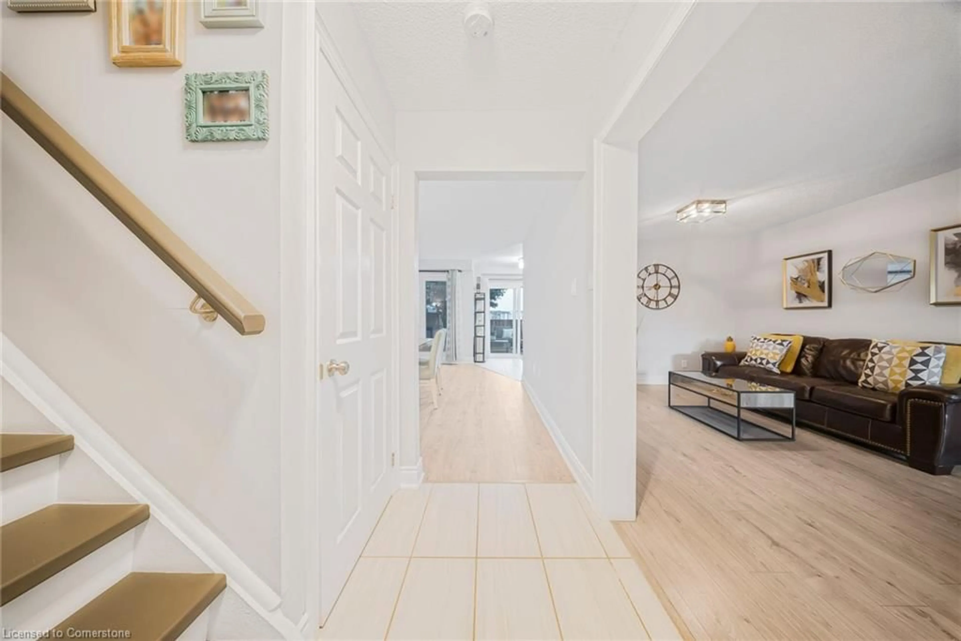 Indoor entryway for 100 Fairgreen Close, Cambridge Ontario N1T 1T7