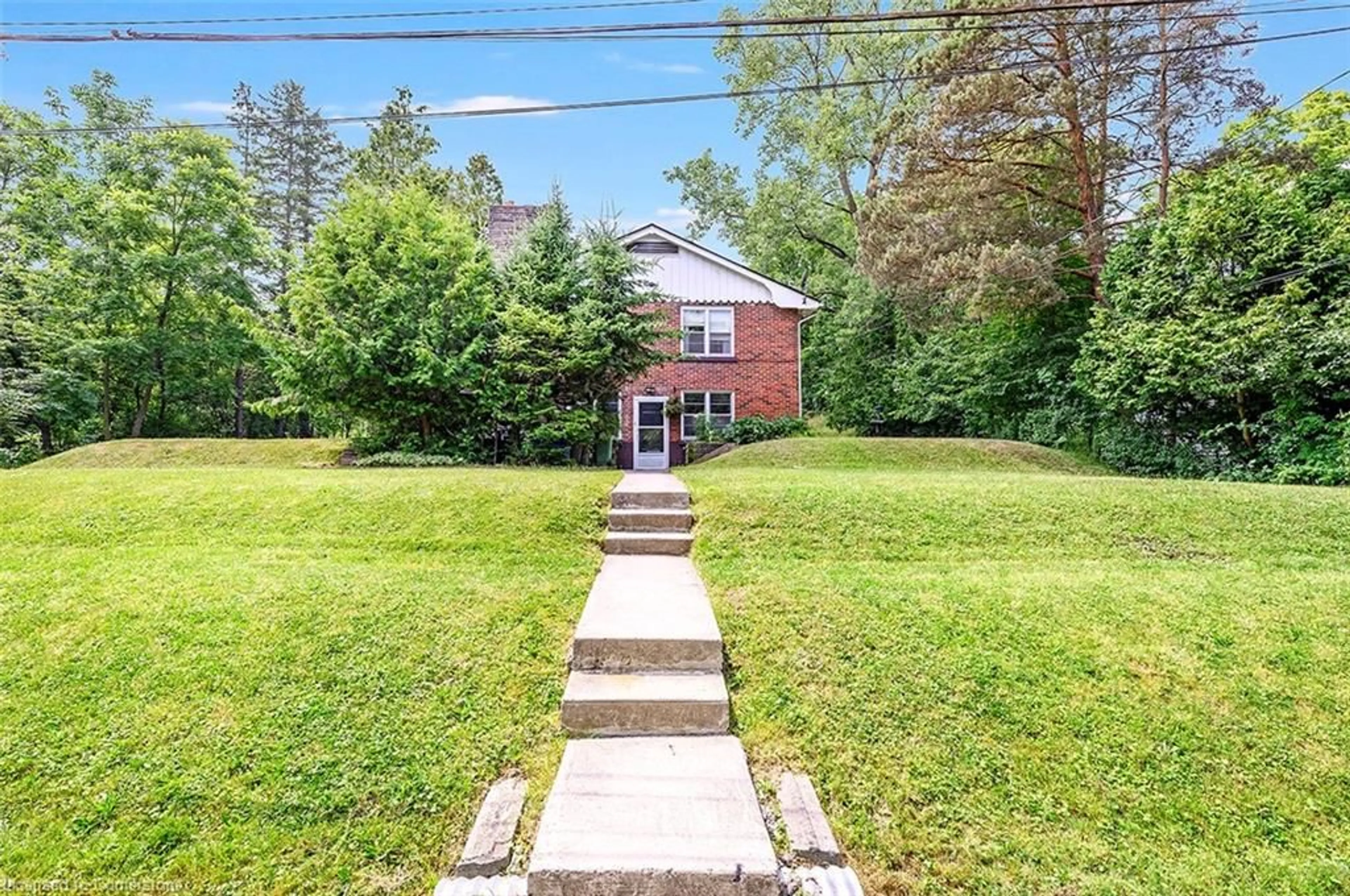 A pic from outside/outdoor area/front of a property/back of a property/a pic from drone, street for 18 Sullivan's Lane, Dundas Ontario L9H 5N7