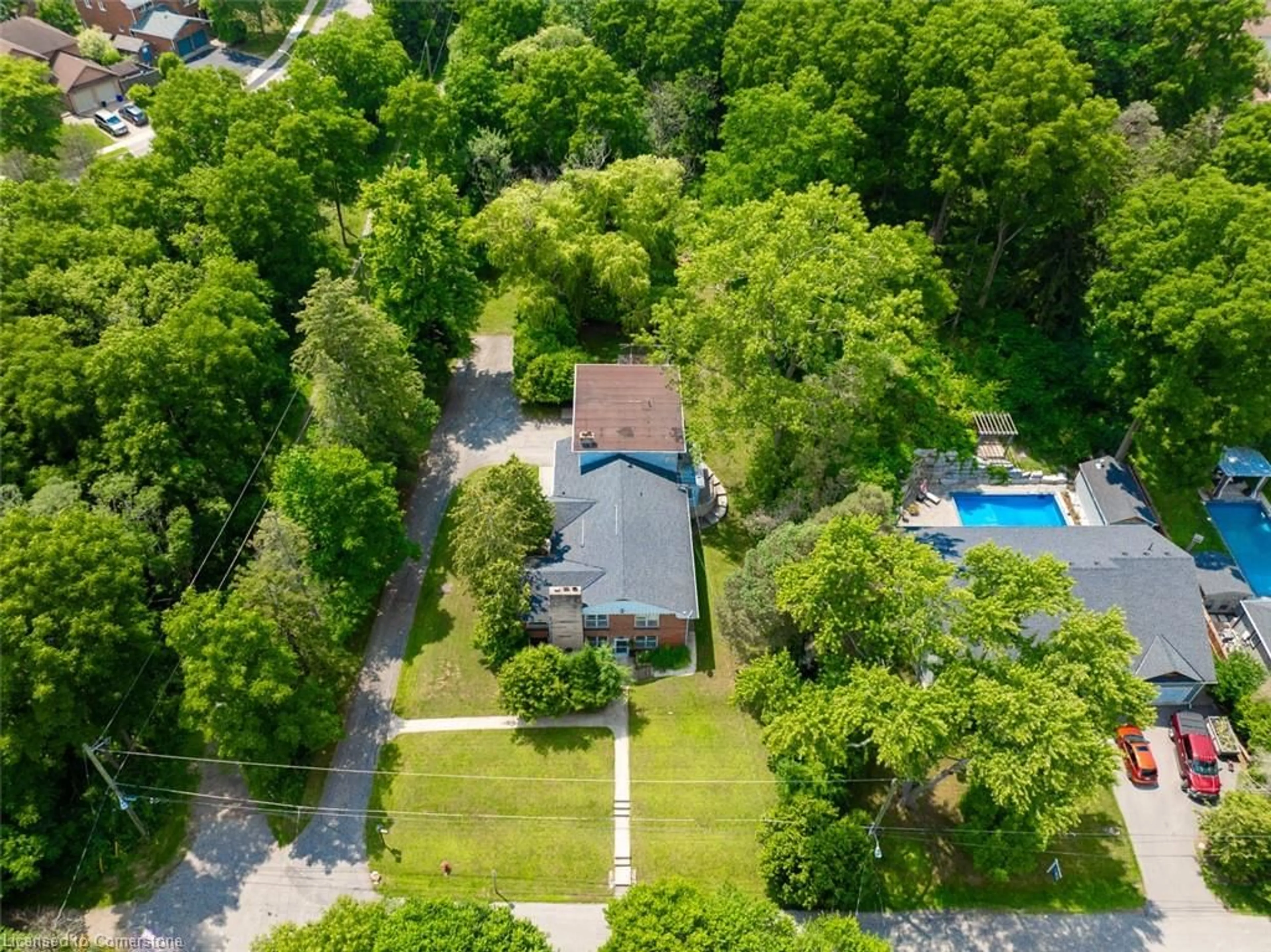 A pic from outside/outdoor area/front of a property/back of a property/a pic from drone, street for 18 Sullivan's Lane, Dundas Ontario L9H 5N7