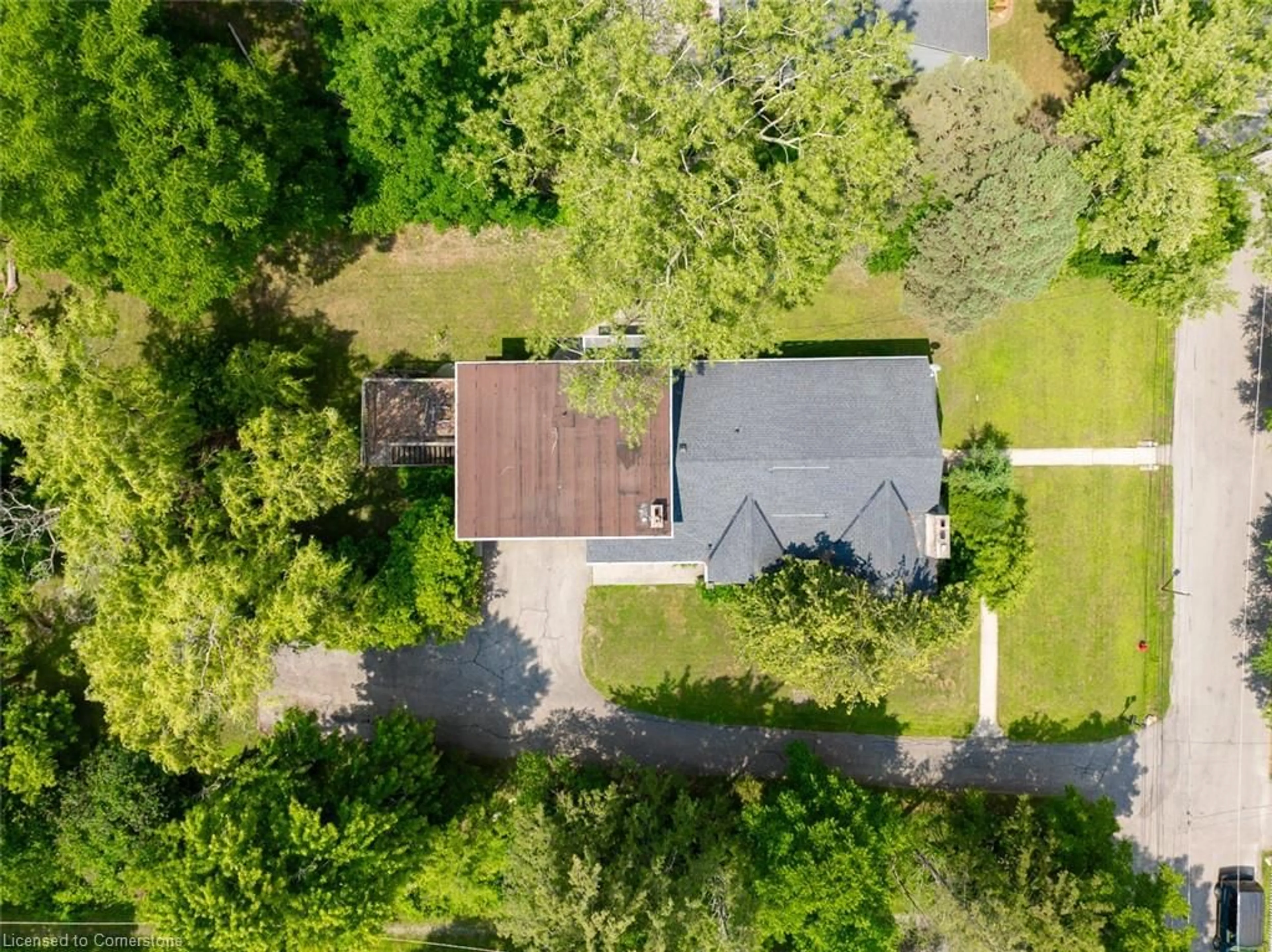 A pic from outside/outdoor area/front of a property/back of a property/a pic from drone, street for 18 Sullivan's Lane, Dundas Ontario L9H 5N7