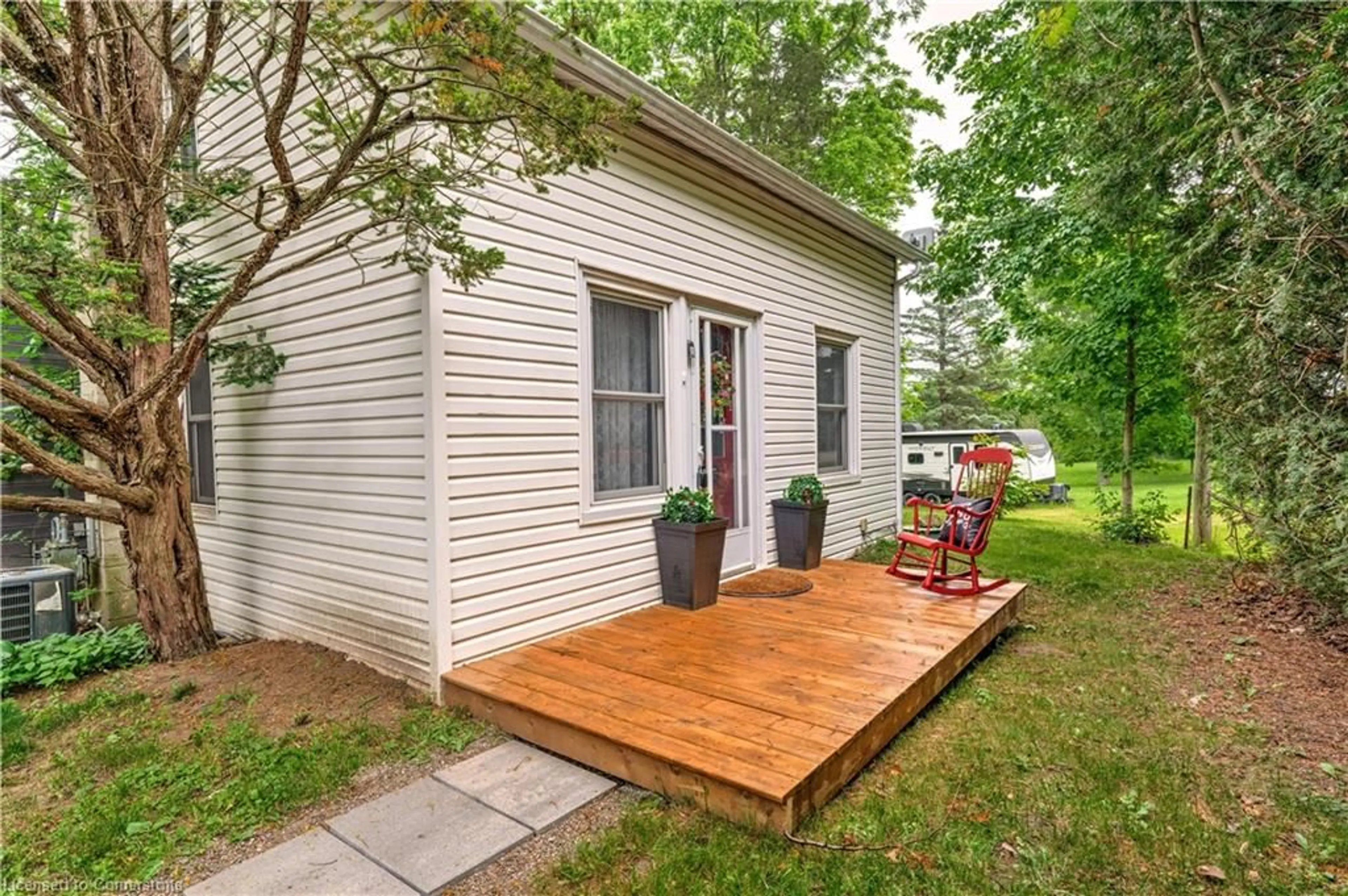 Patio, street for 401 Lynden Rd, Brantford Ontario N3T 5L8