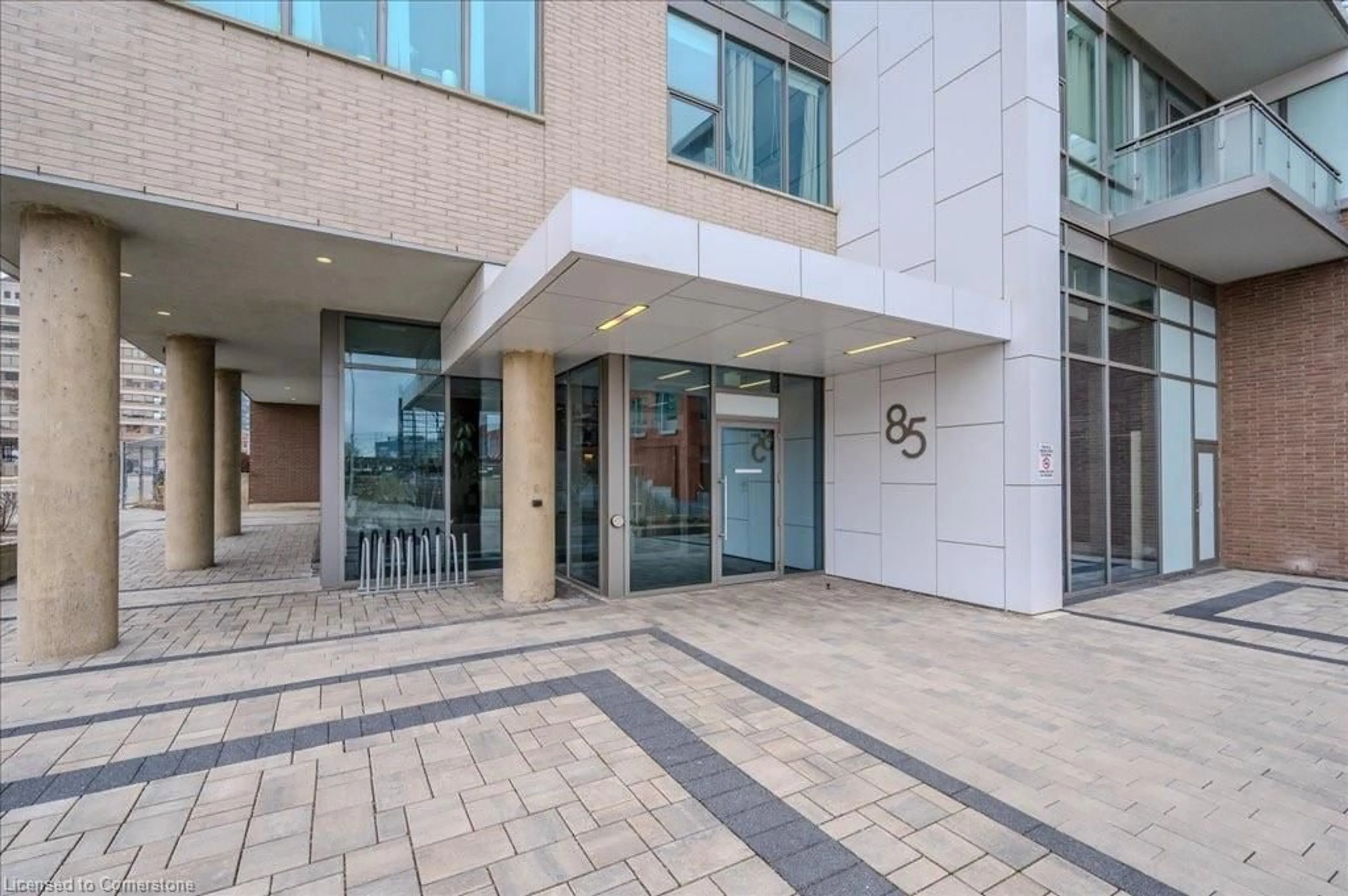 Indoor foyer for 85 Duke St #1412, Kitchener Ontario N2H 0B7