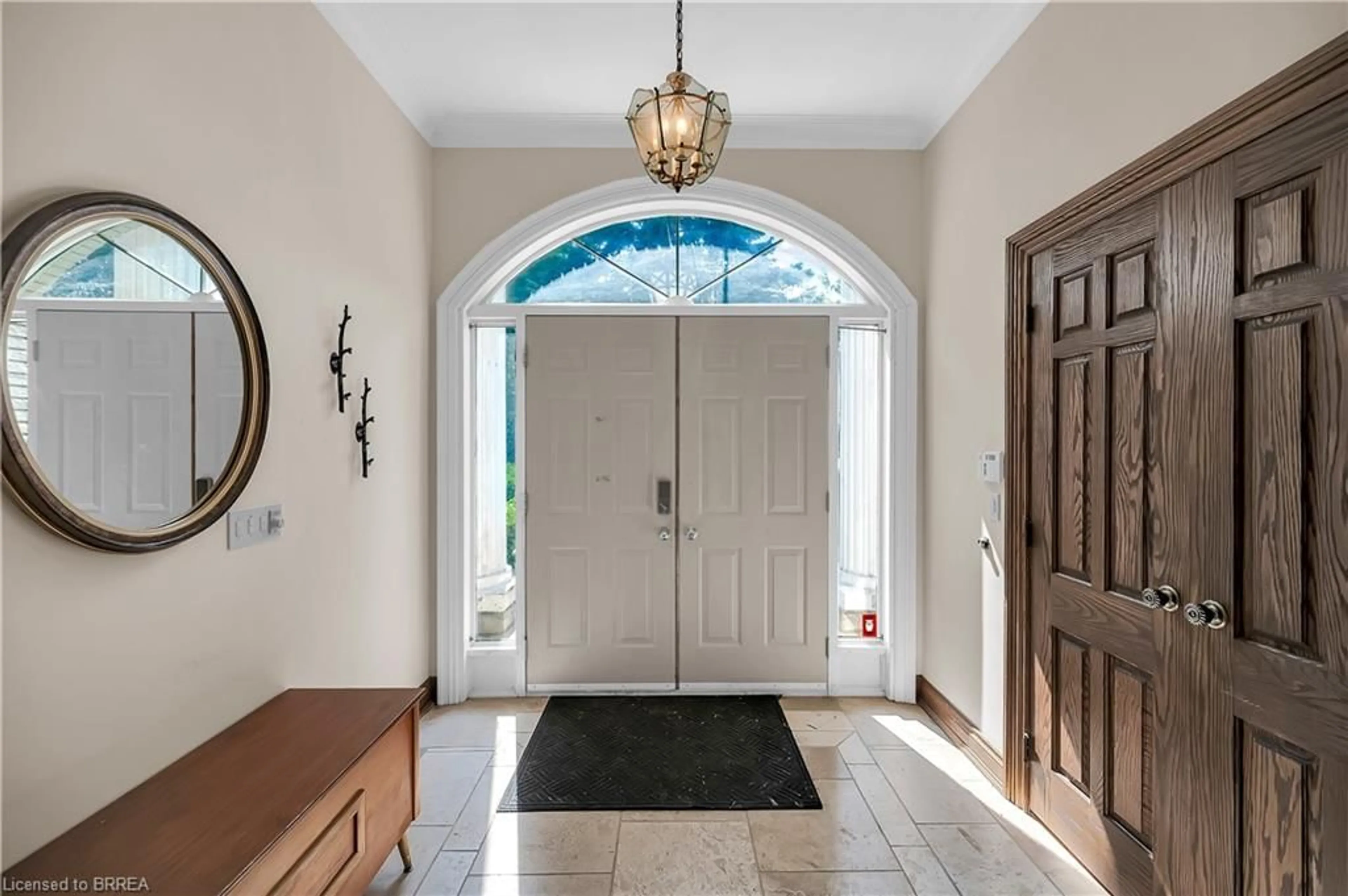 Indoor entryway for 10 Fieldstone Cir, Brantford Ontario N3R 6S7