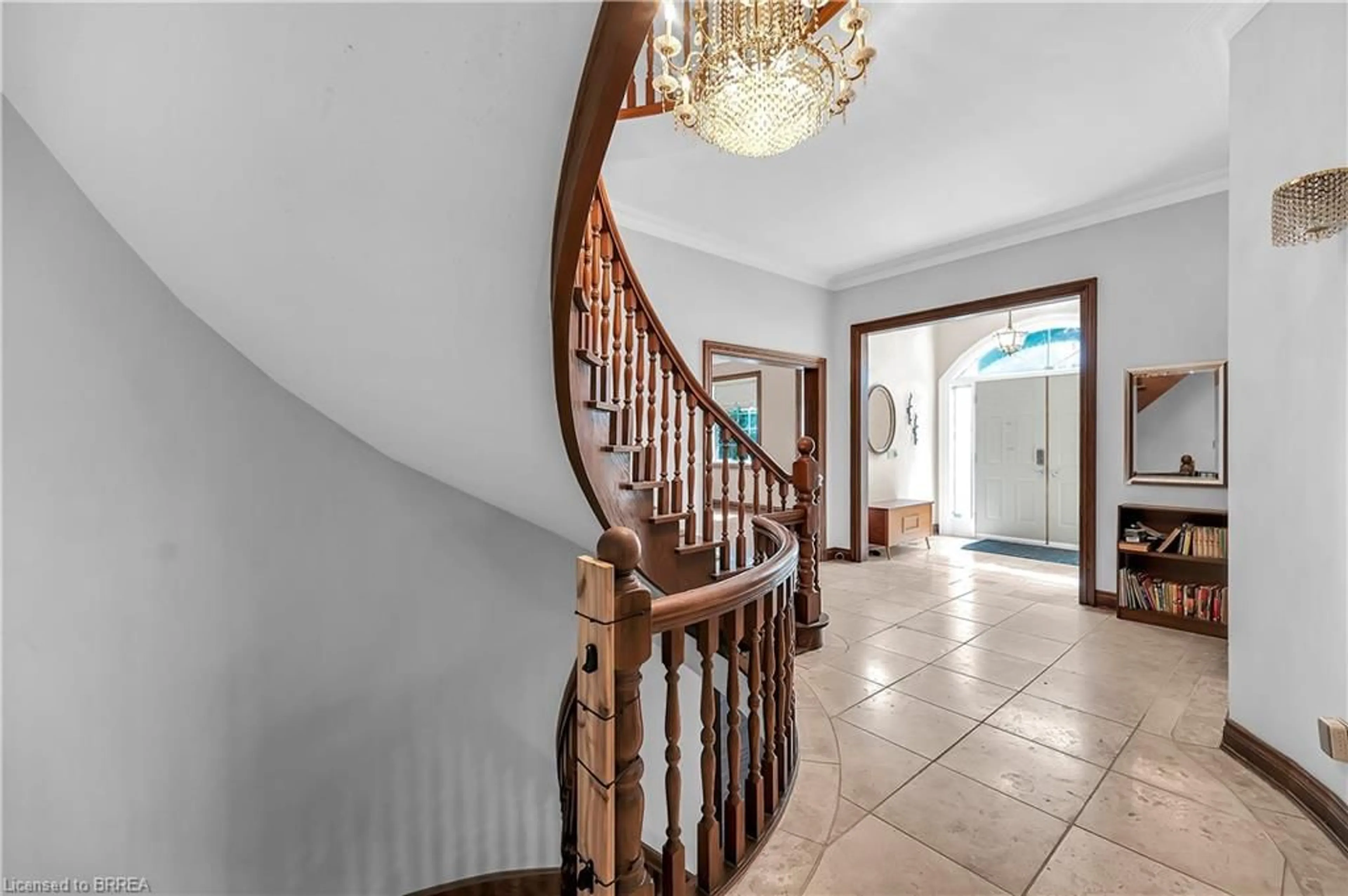Indoor foyer for 10 Fieldstone Cir, Brantford Ontario N3R 6S7